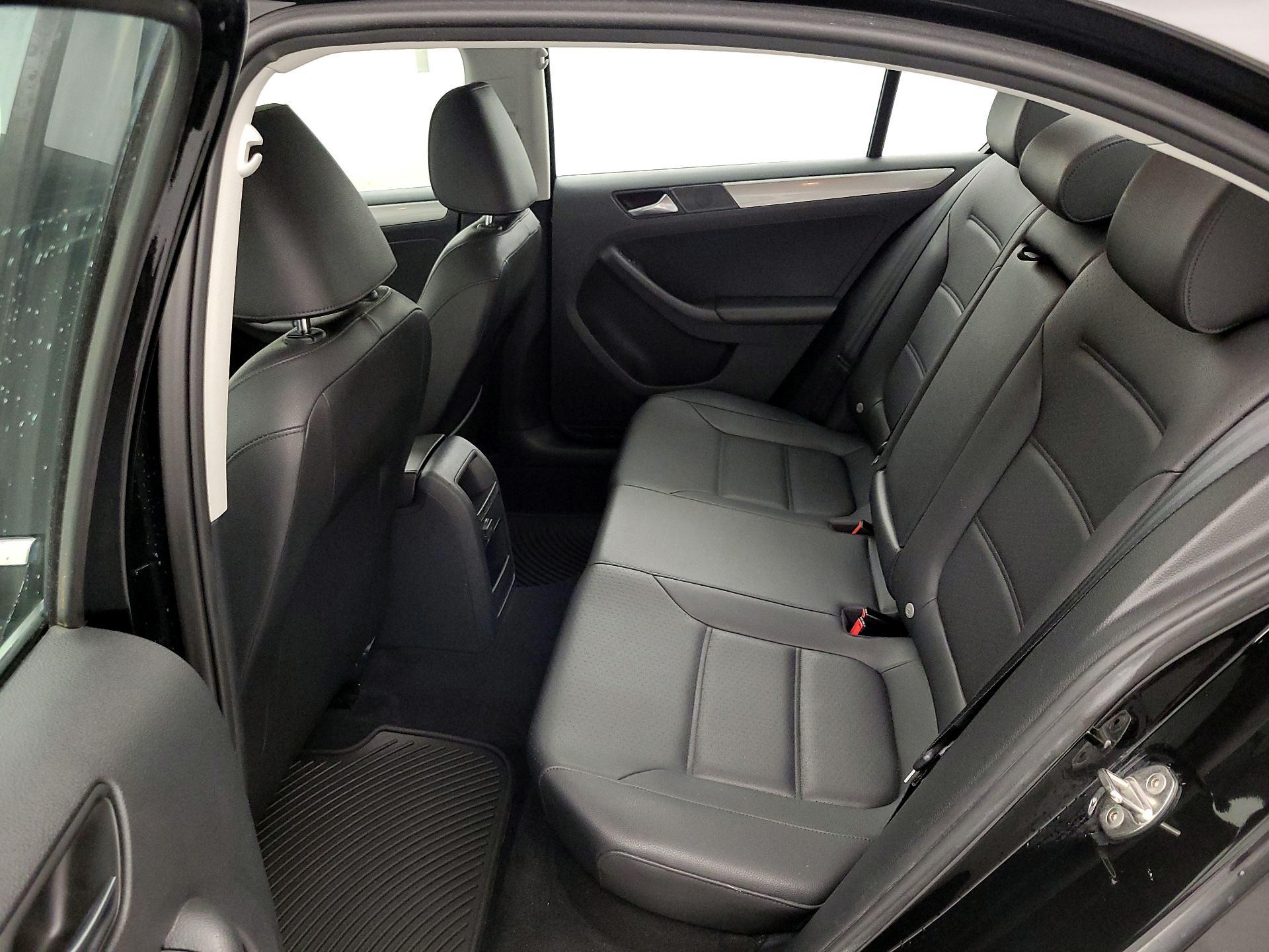 Thumbnail: 2017 Volkswagen Jetta - 18