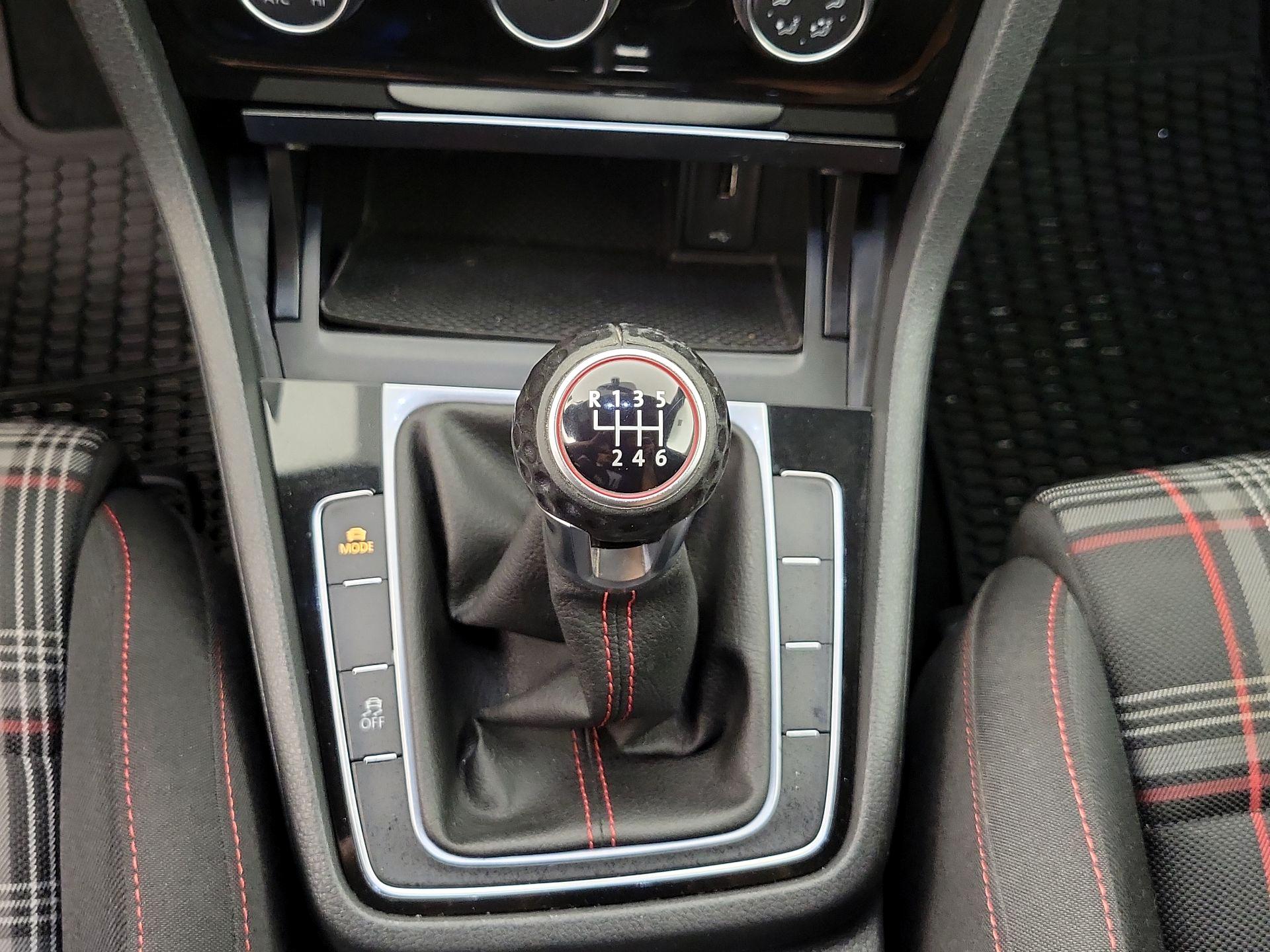 Thumbnail: 2019 Volkswagen Golf - 17