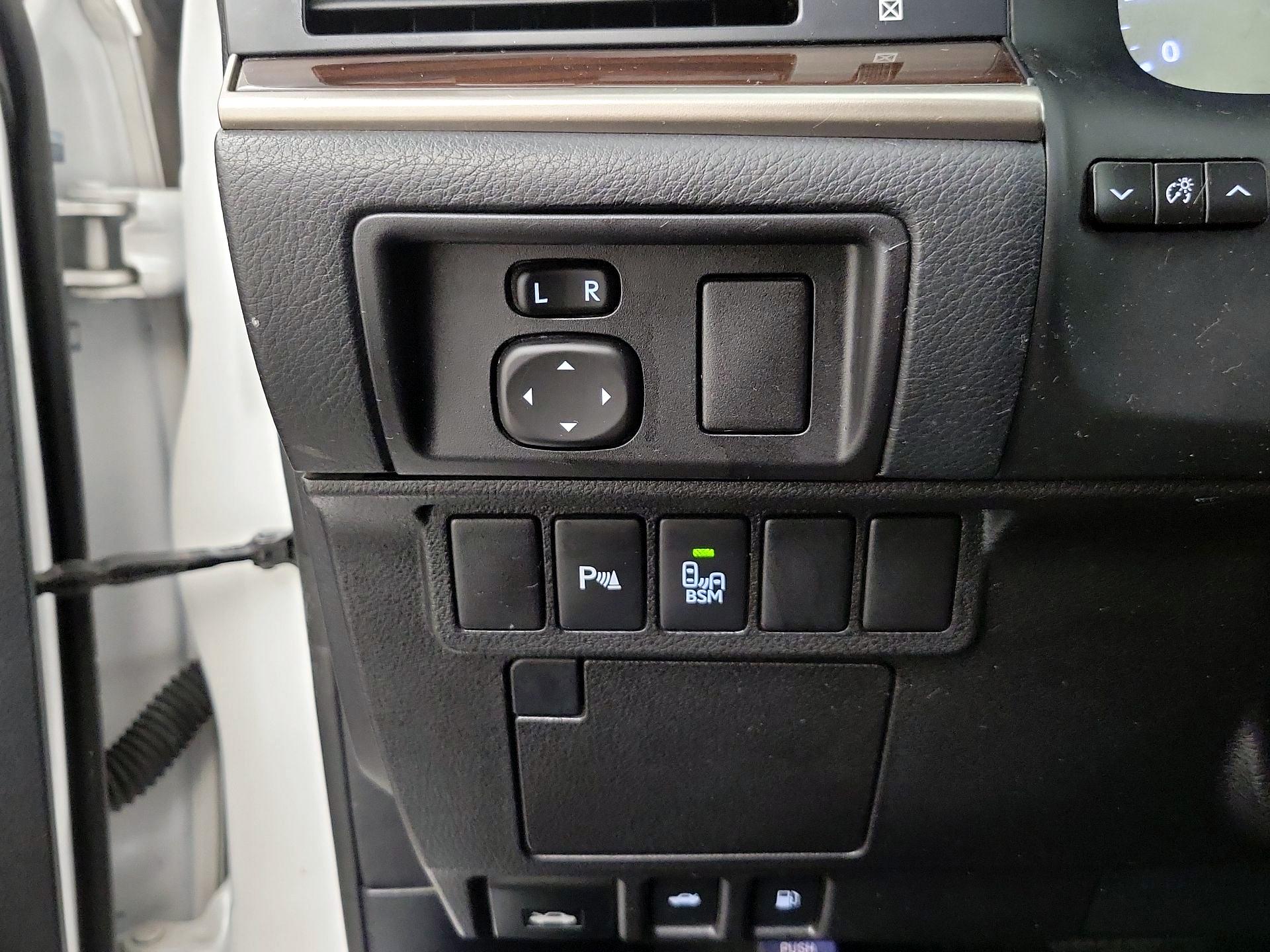 Thumbnail: 2016 Lexus ES - 13