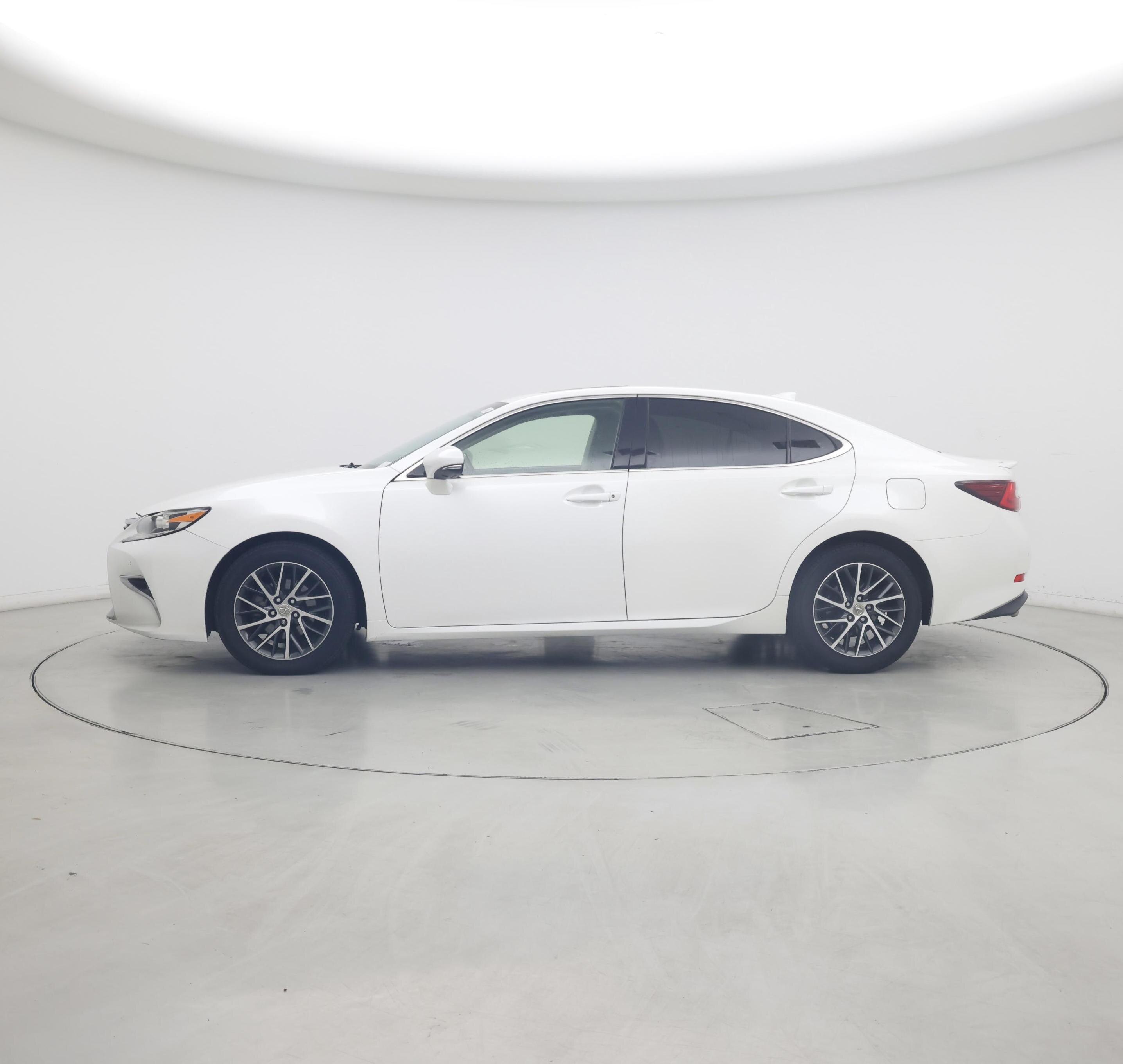 Thumbnail: 2016 Lexus ES - 3