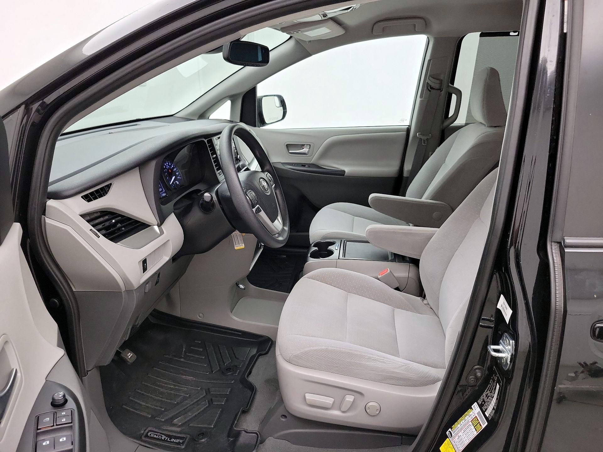 Thumbnail: 2020 Toyota Sienna - 11