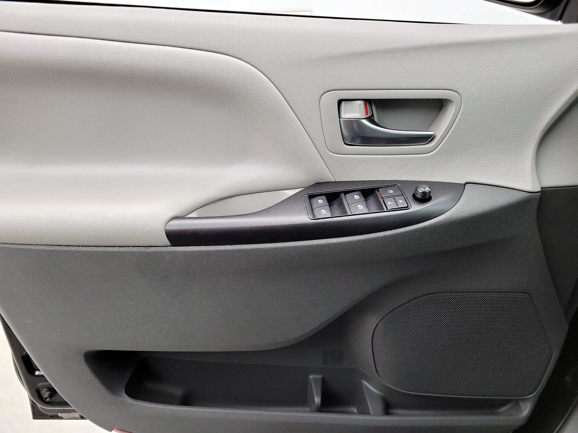 Thumbnail: 2020 Toyota Sienna - 12