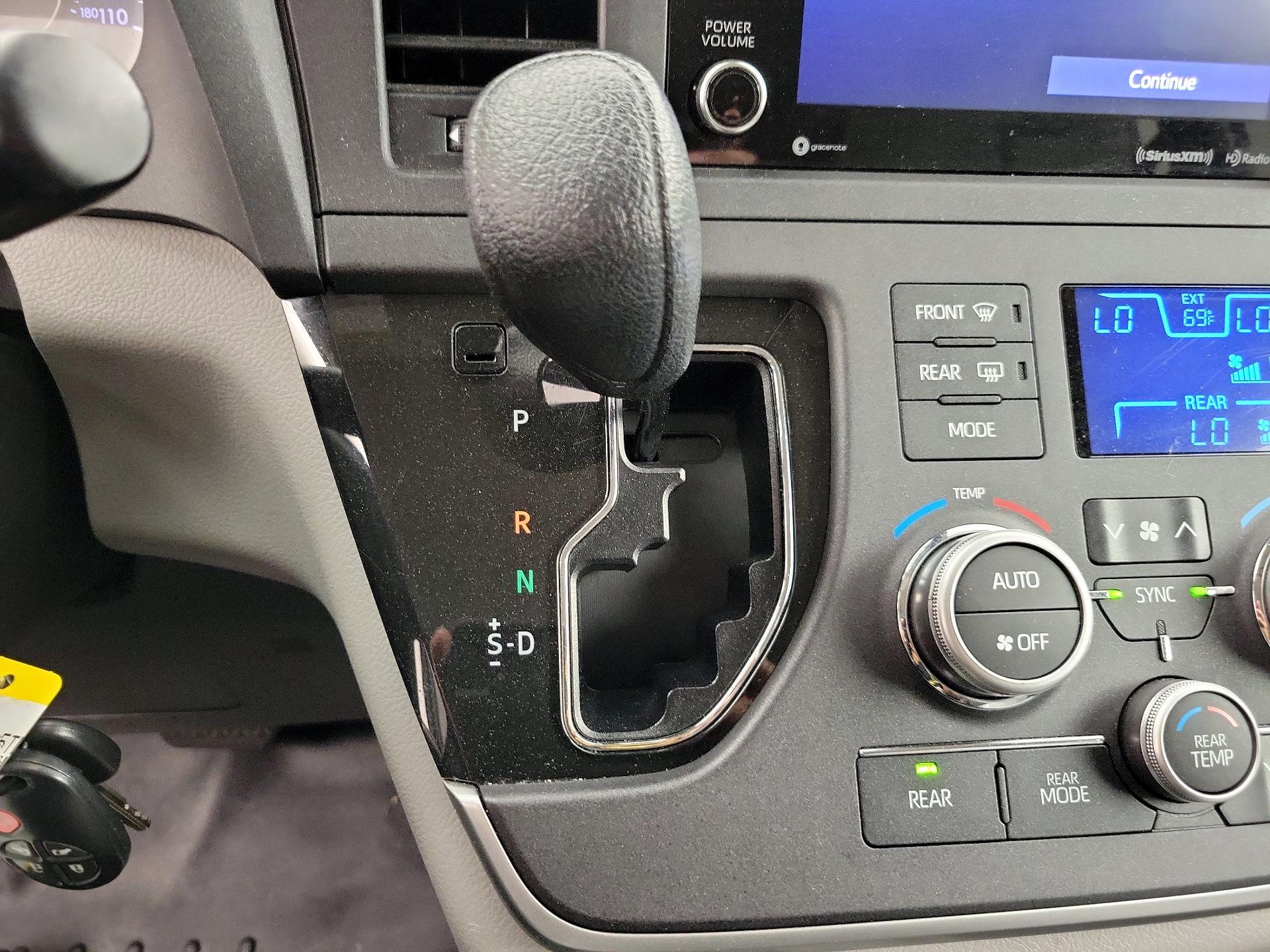 Thumbnail: 2020 Toyota Sienna - 17