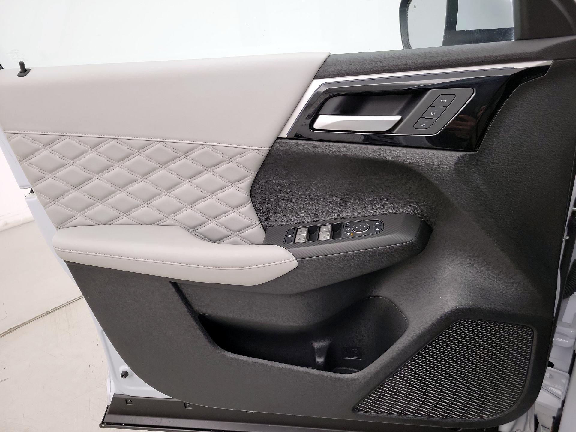 Thumbnail: 2024 Mitsubishi Outlander - 12