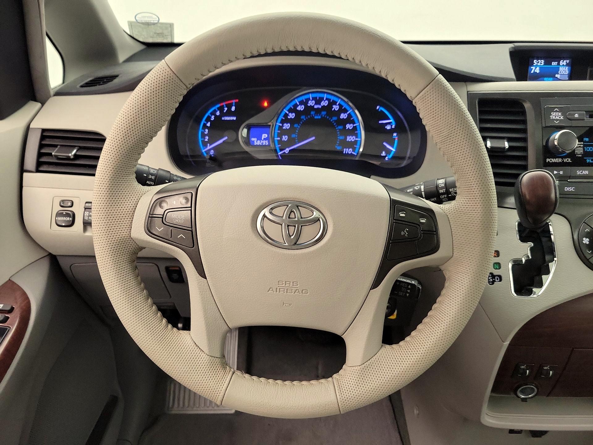 Thumbnail: 2014 Toyota Sienna - 10