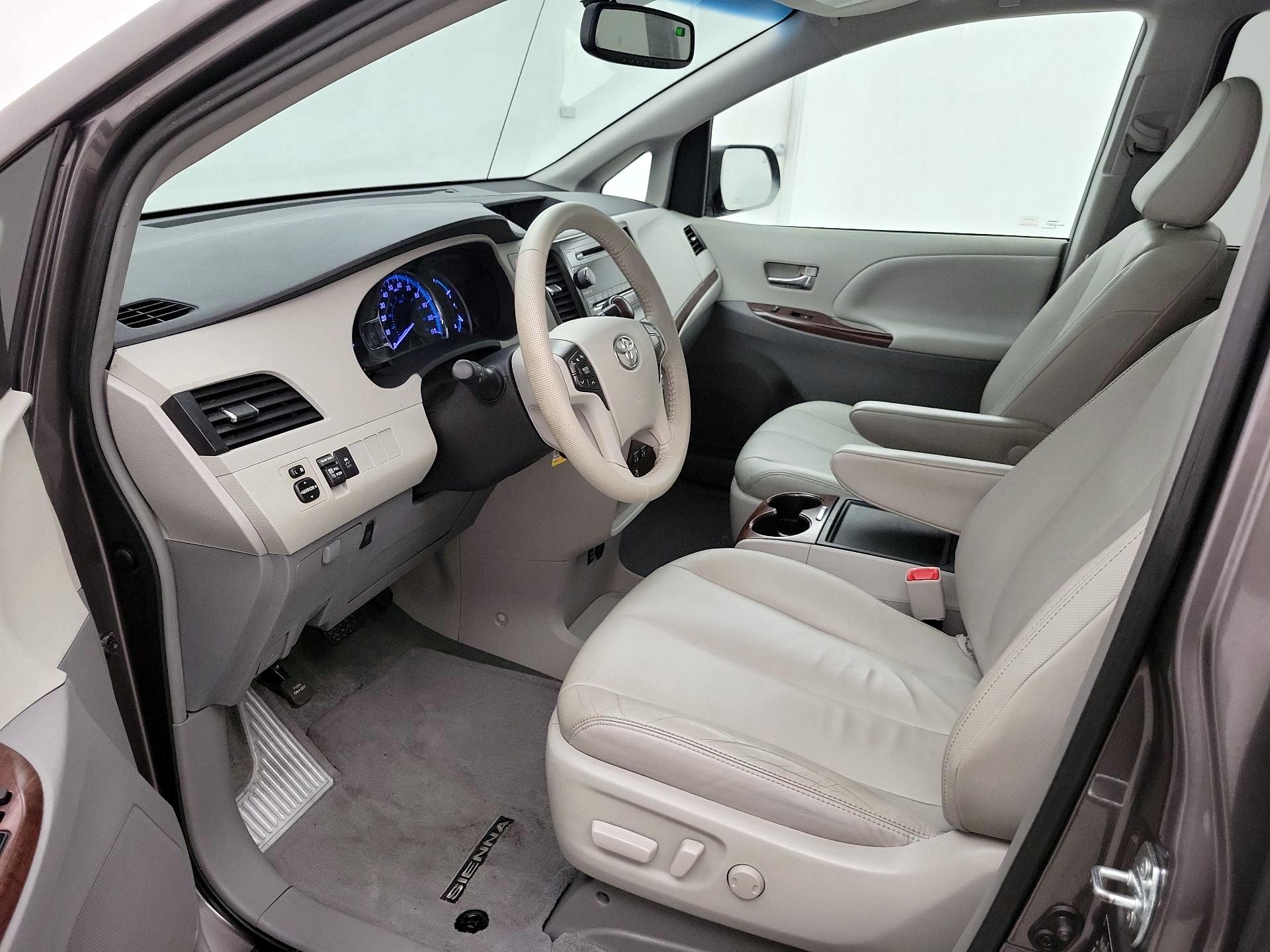 Thumbnail: 2014 Toyota Sienna - 11