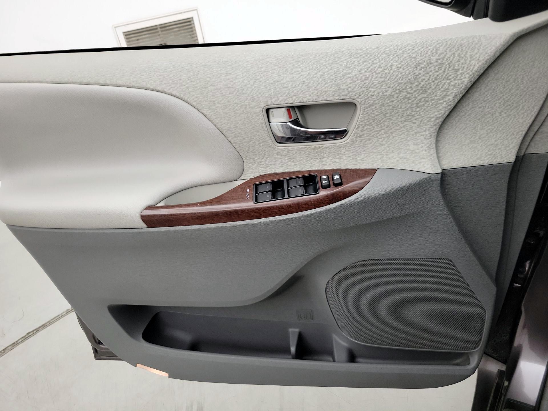 Thumbnail: 2014 Toyota Sienna - 12