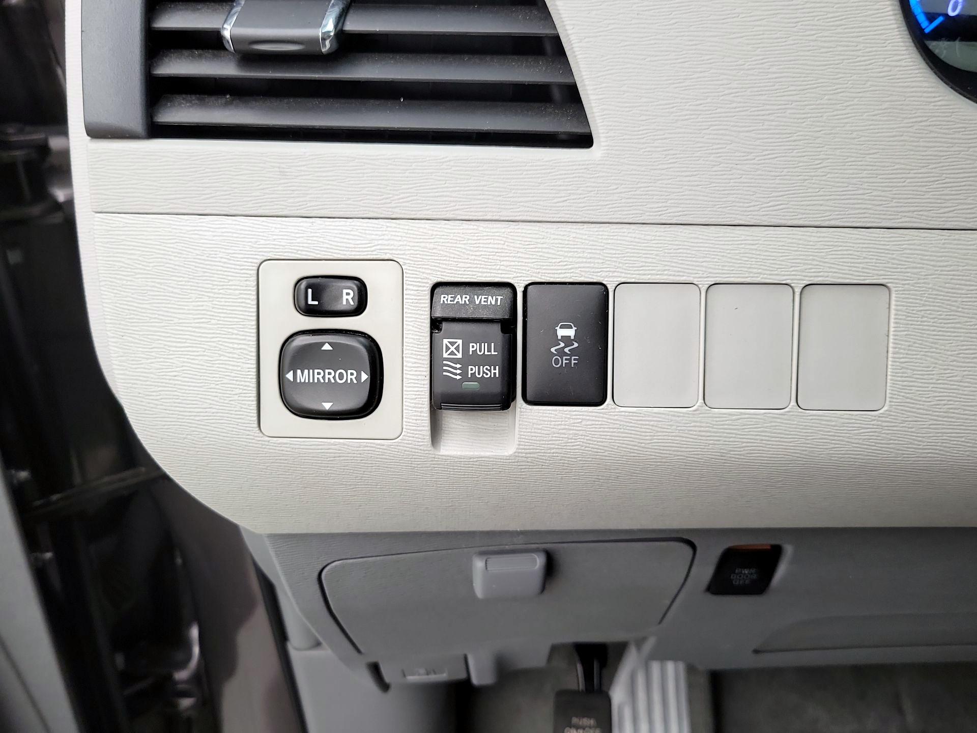 Thumbnail: 2014 Toyota Sienna - 13