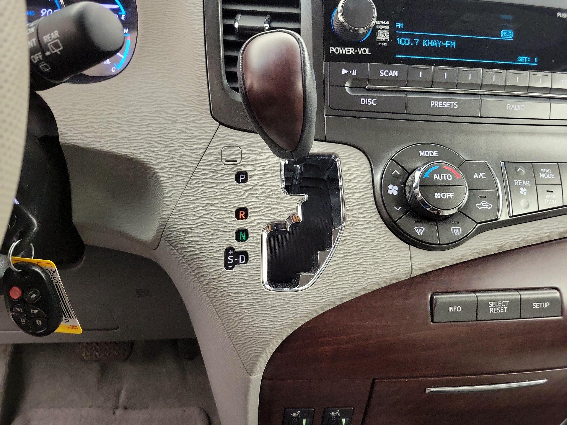 Thumbnail: 2014 Toyota Sienna - 17
