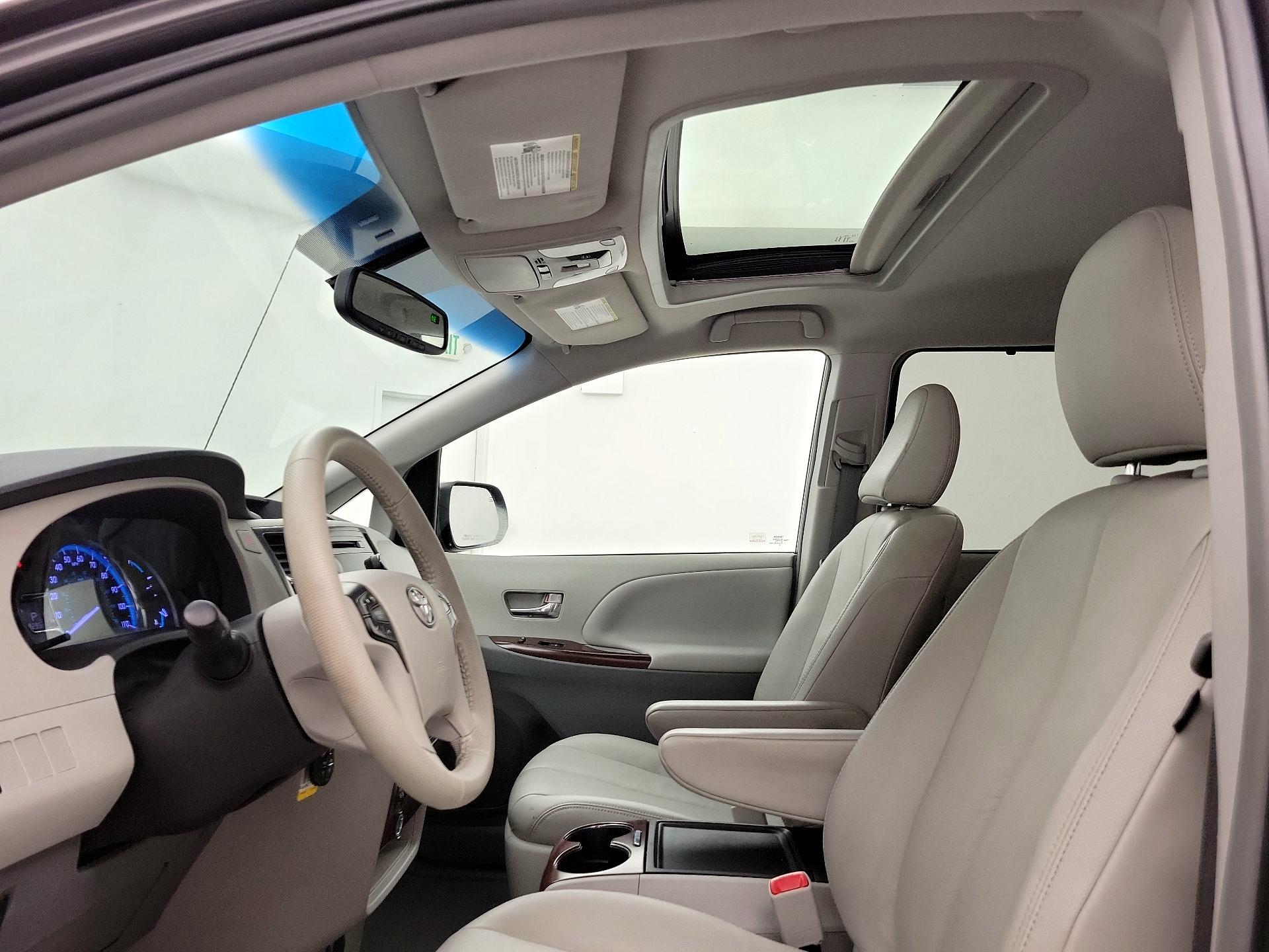 Thumbnail: 2014 Toyota Sienna - 19