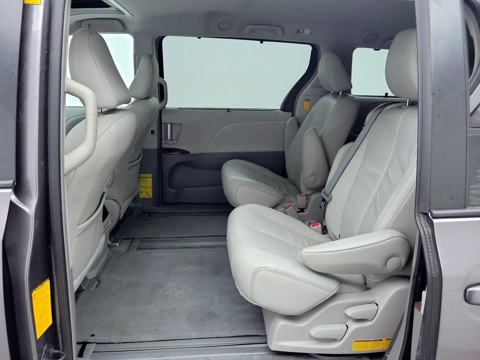 Thumbnail: 2014 Toyota Sienna - 20