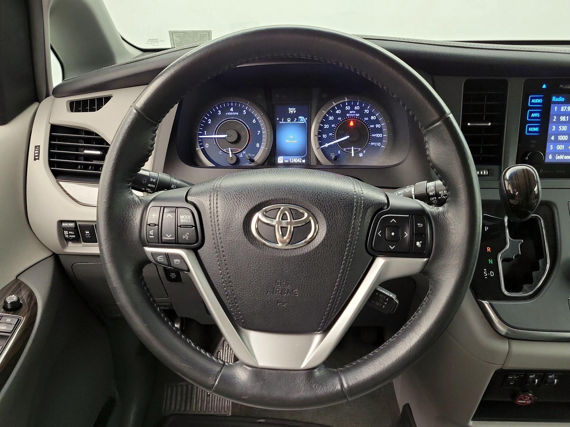 Thumbnail: 2016 Toyota Sienna - 10