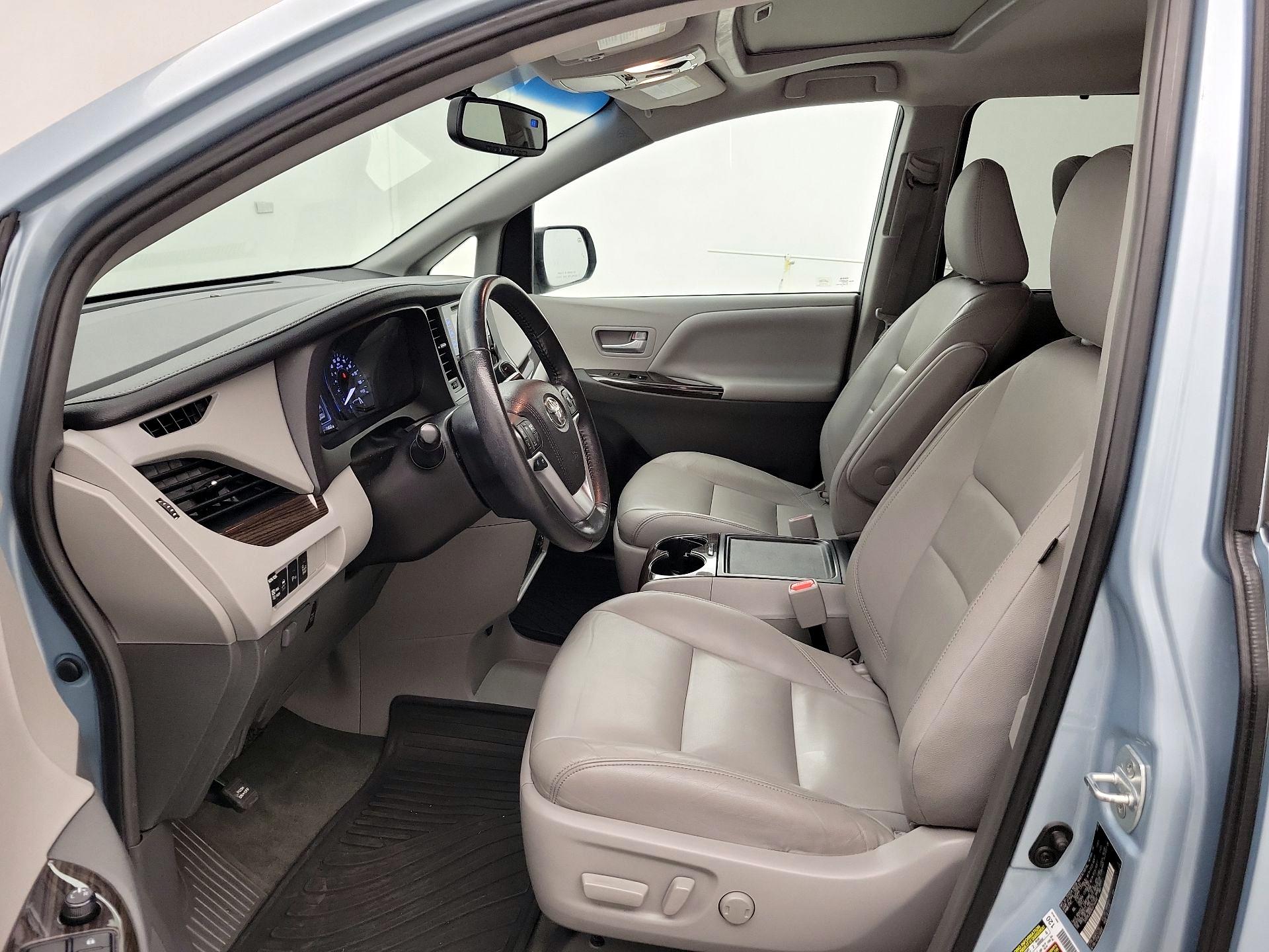 Thumbnail: 2016 Toyota Sienna - 11
