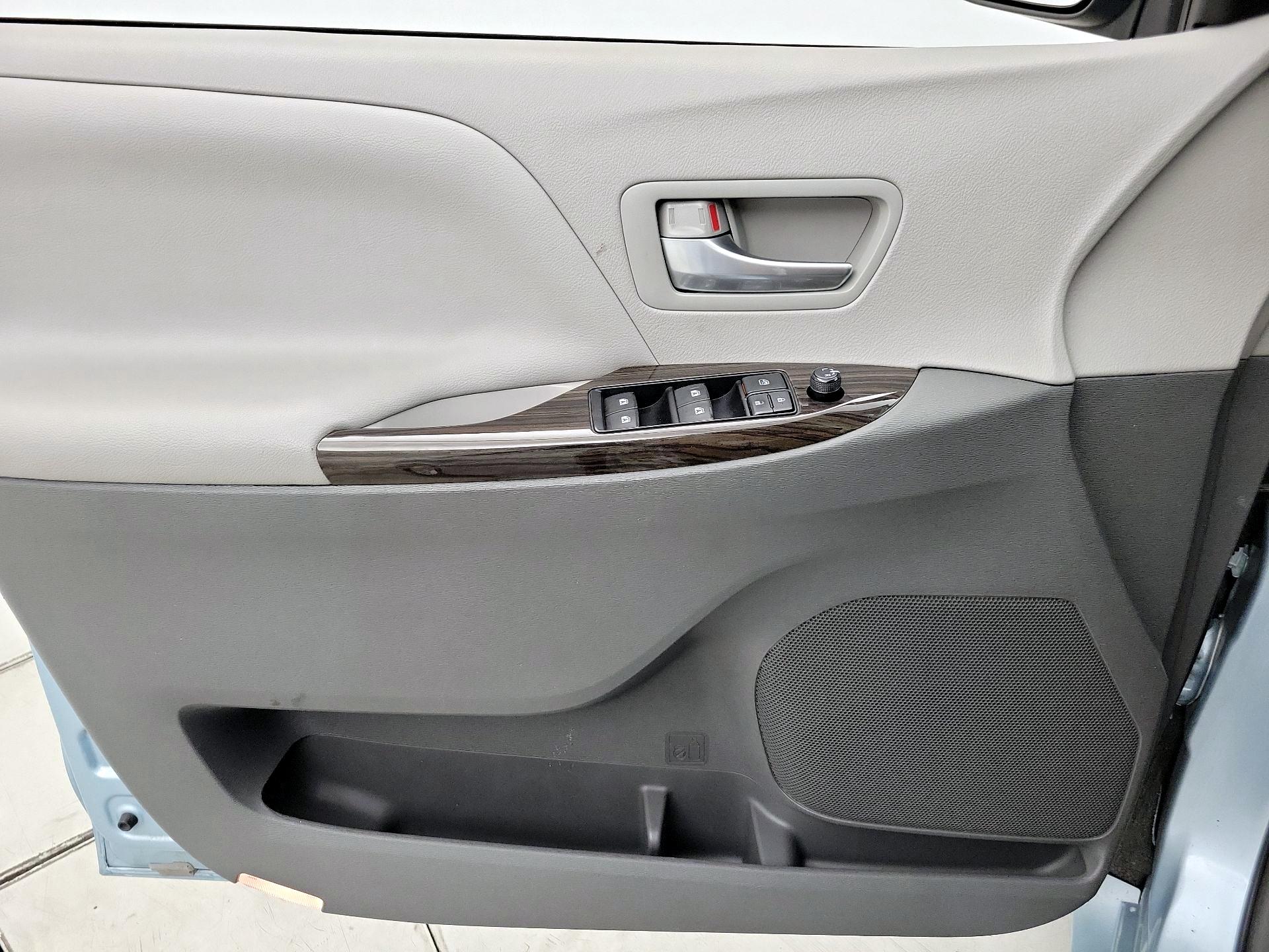 Thumbnail: 2016 Toyota Sienna - 12