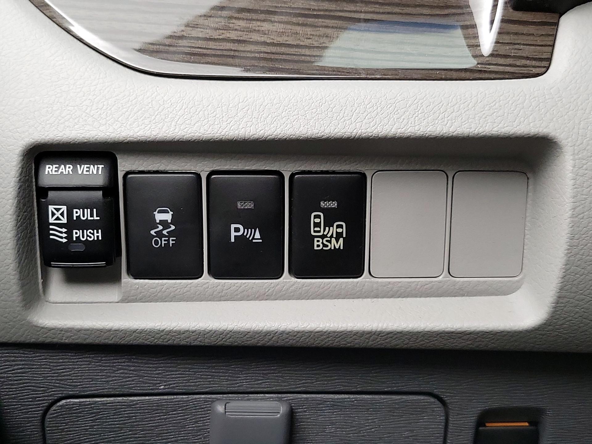 Thumbnail: 2016 Toyota Sienna - 13