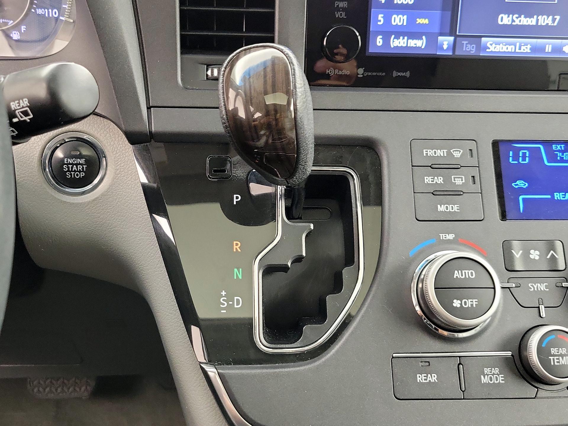 Thumbnail: 2016 Toyota Sienna - 18