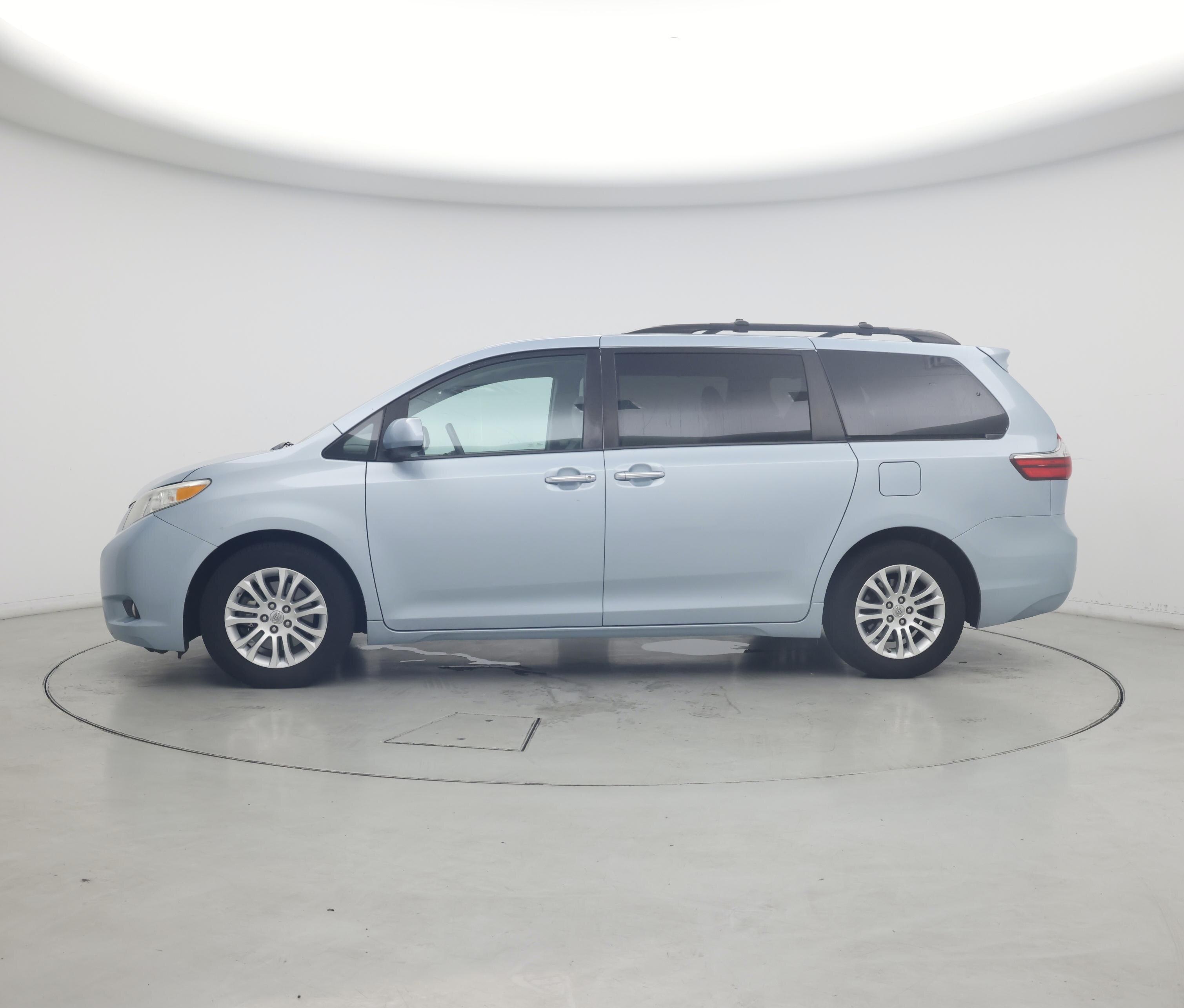 Thumbnail: 2016 Toyota Sienna - 3