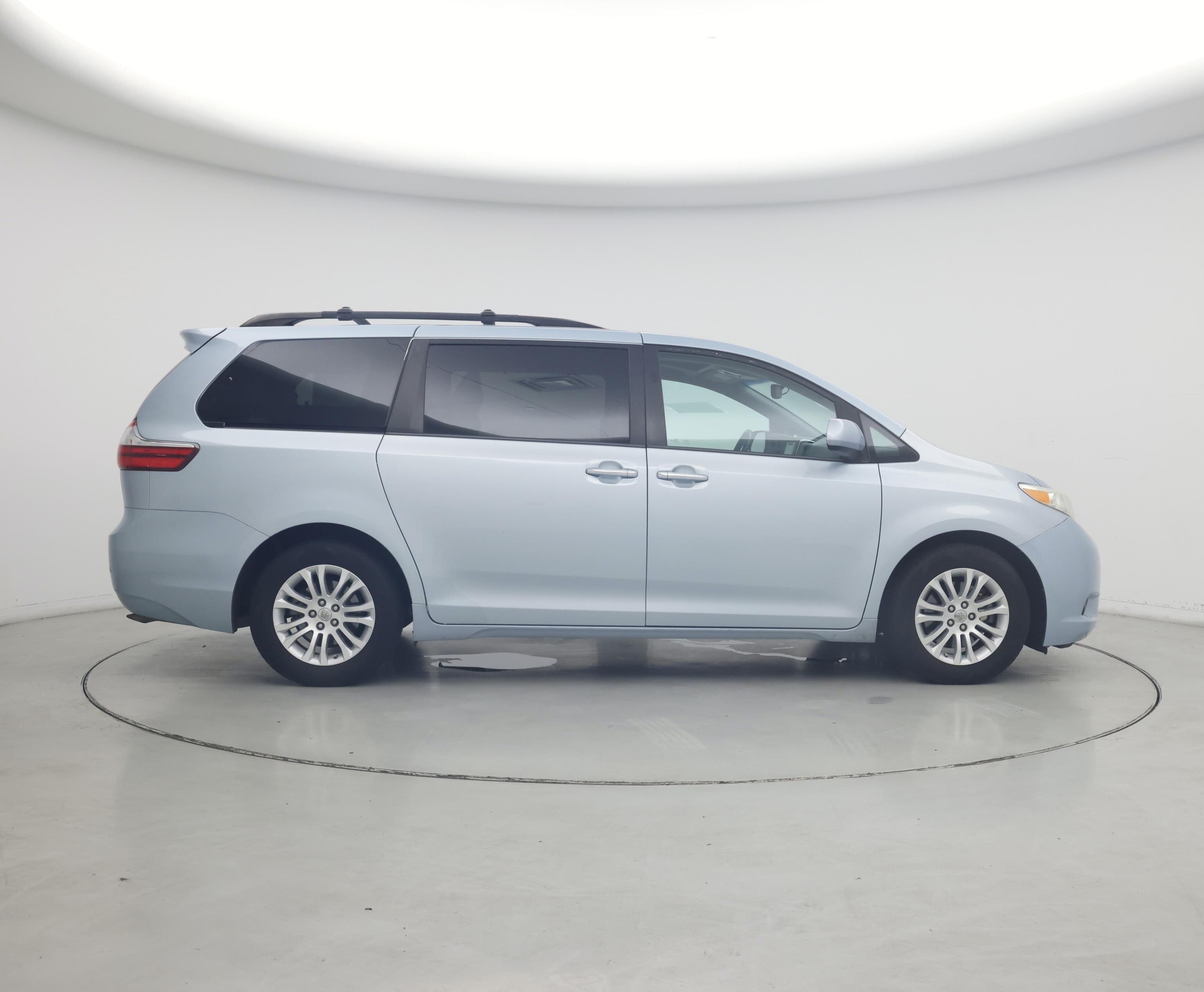 Thumbnail: 2016 Toyota Sienna - 7