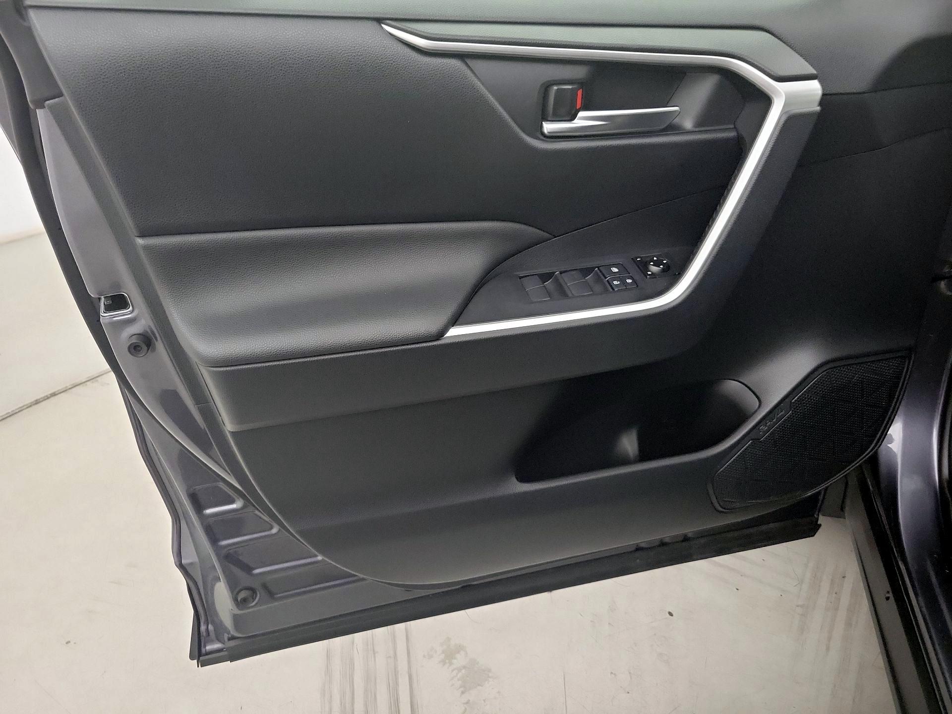 Thumbnail: 2019 Toyota RAV4 - 12