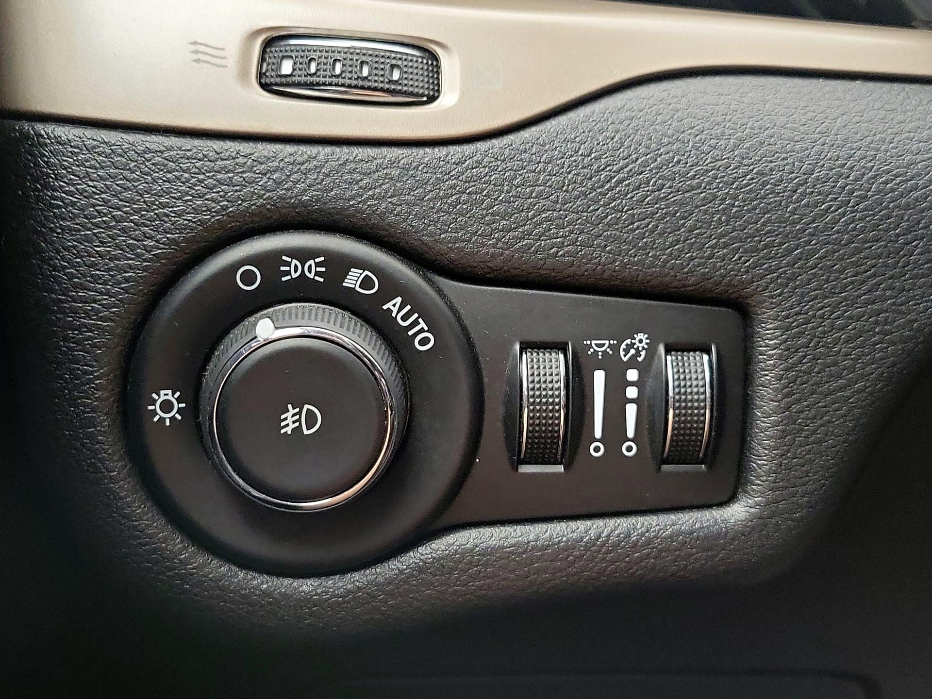 Thumbnail: 2015 Jeep Cherokee - 13