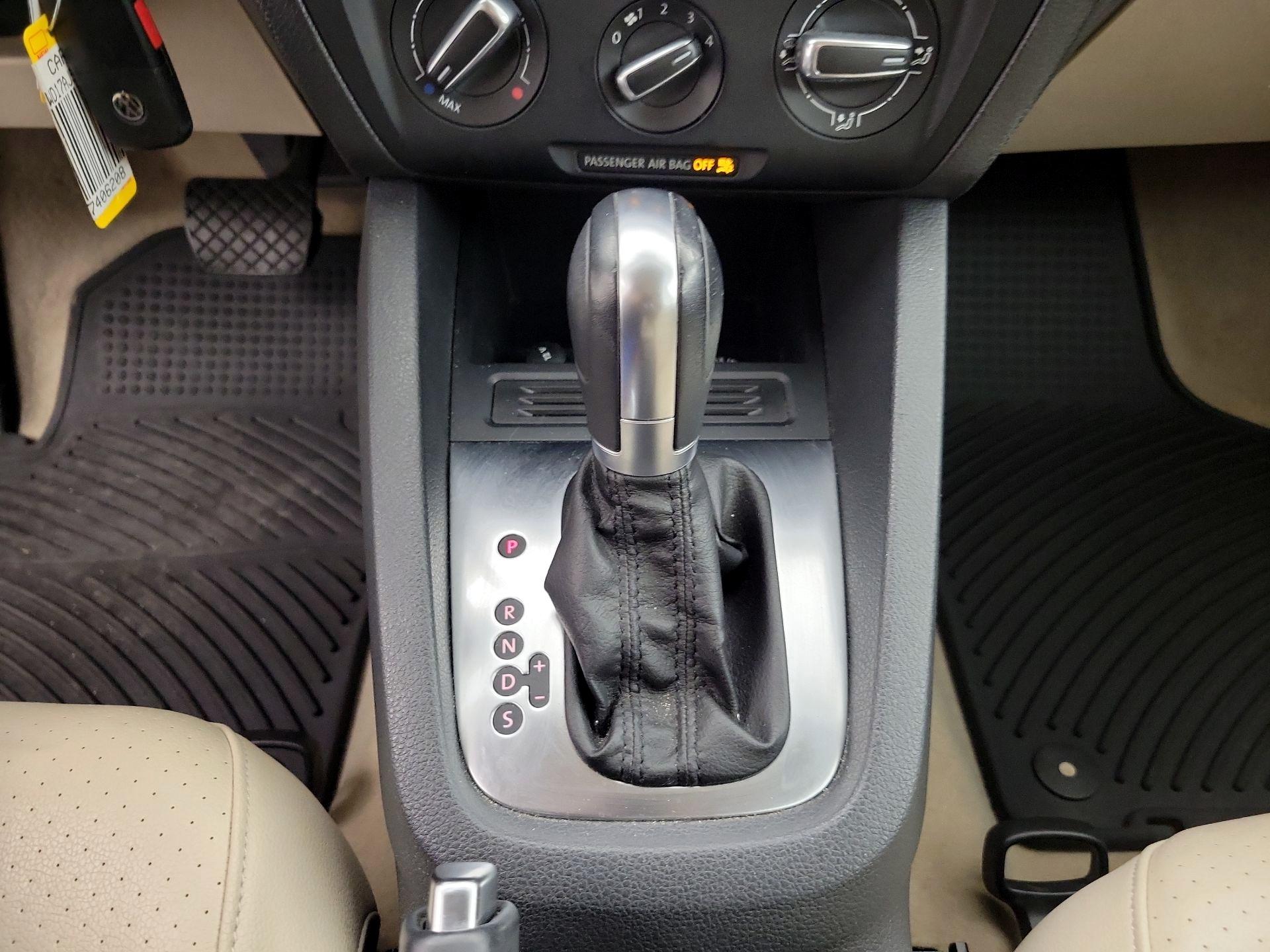 Thumbnail: 2014 Volkswagen Jetta - 16