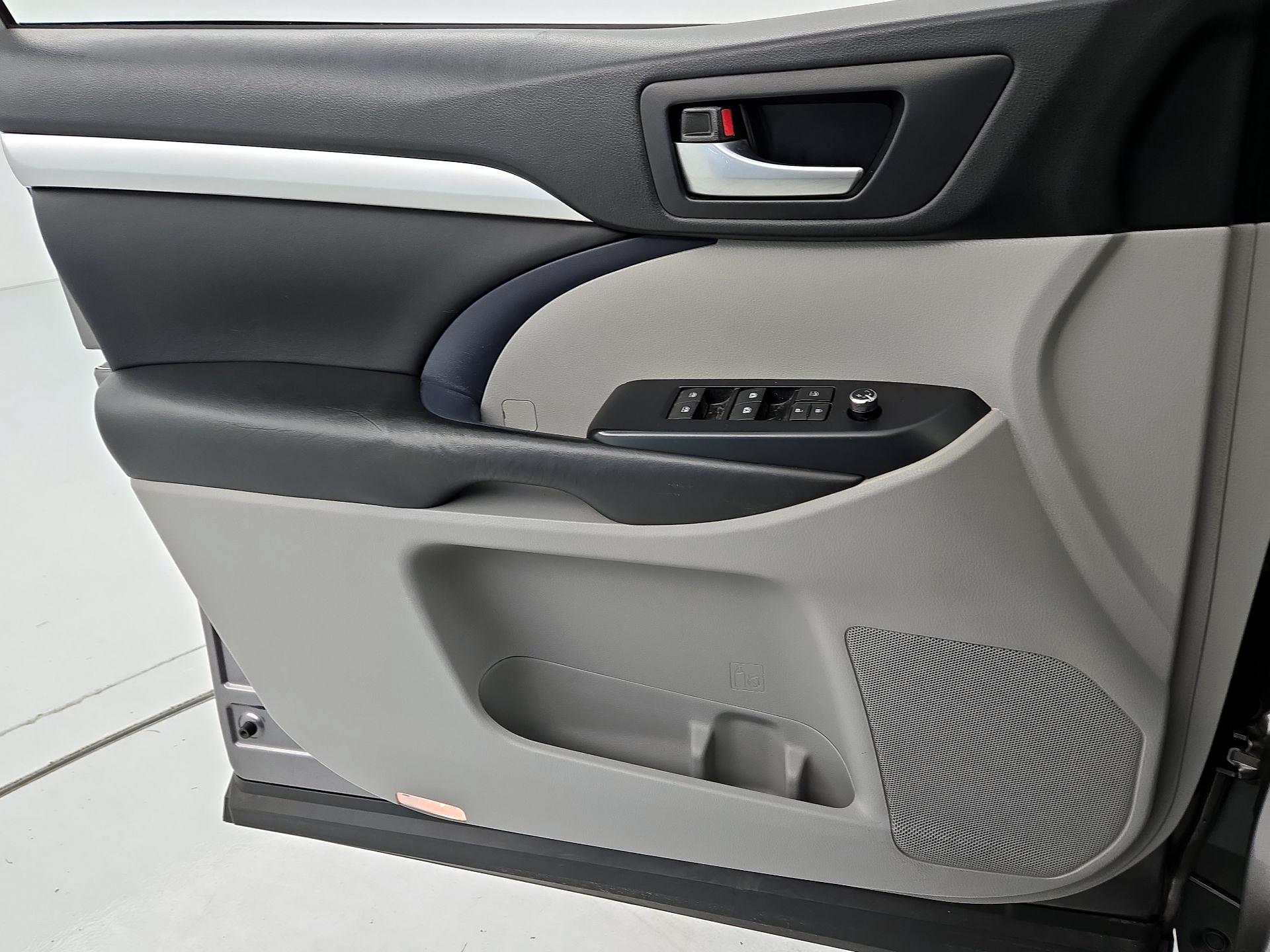 Thumbnail: 2019 Toyota Highlander - 12