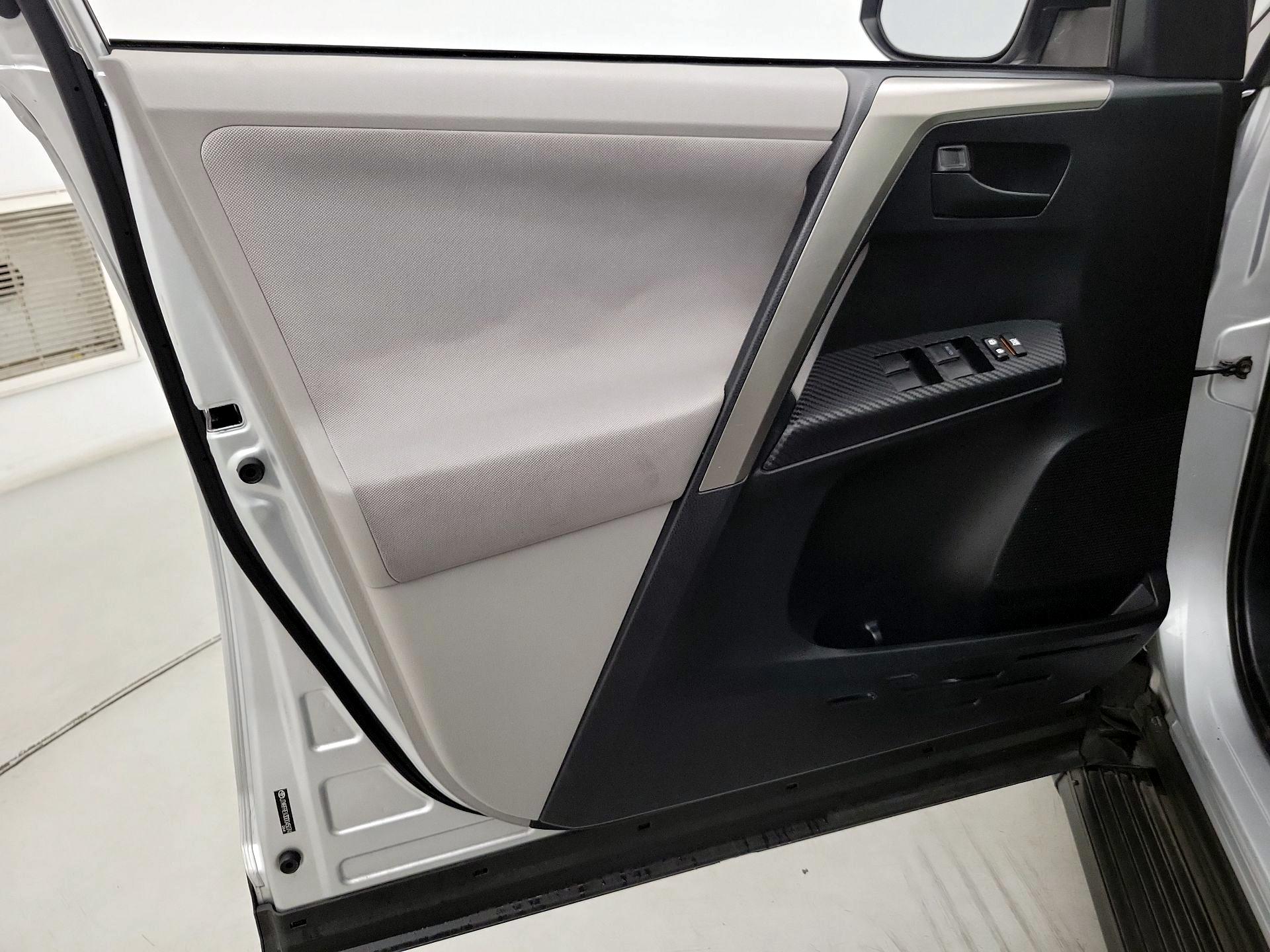 Thumbnail: 2013 Toyota RAV4 - 12