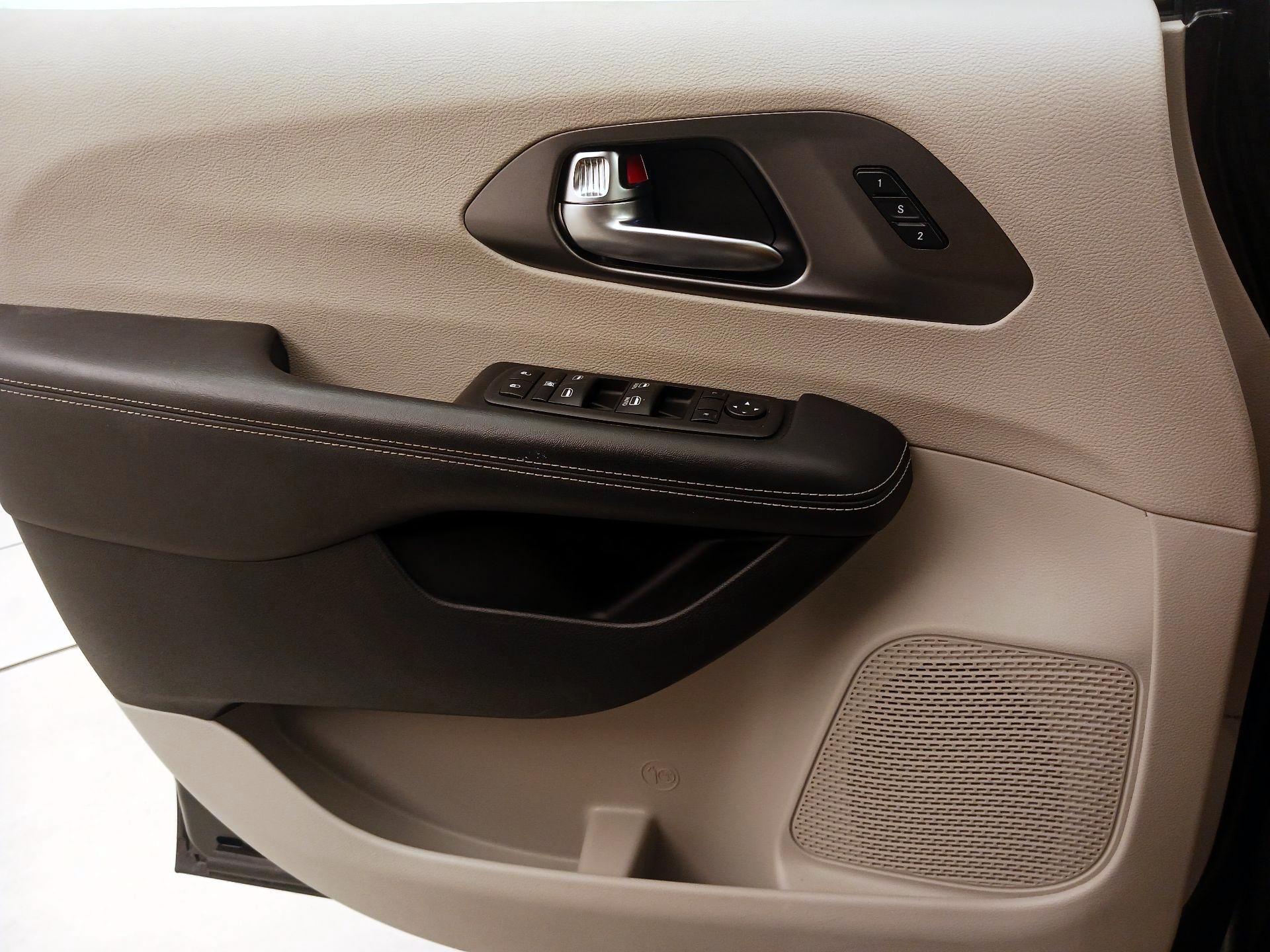 Thumbnail: 2023 Chrysler Pacifica - 12