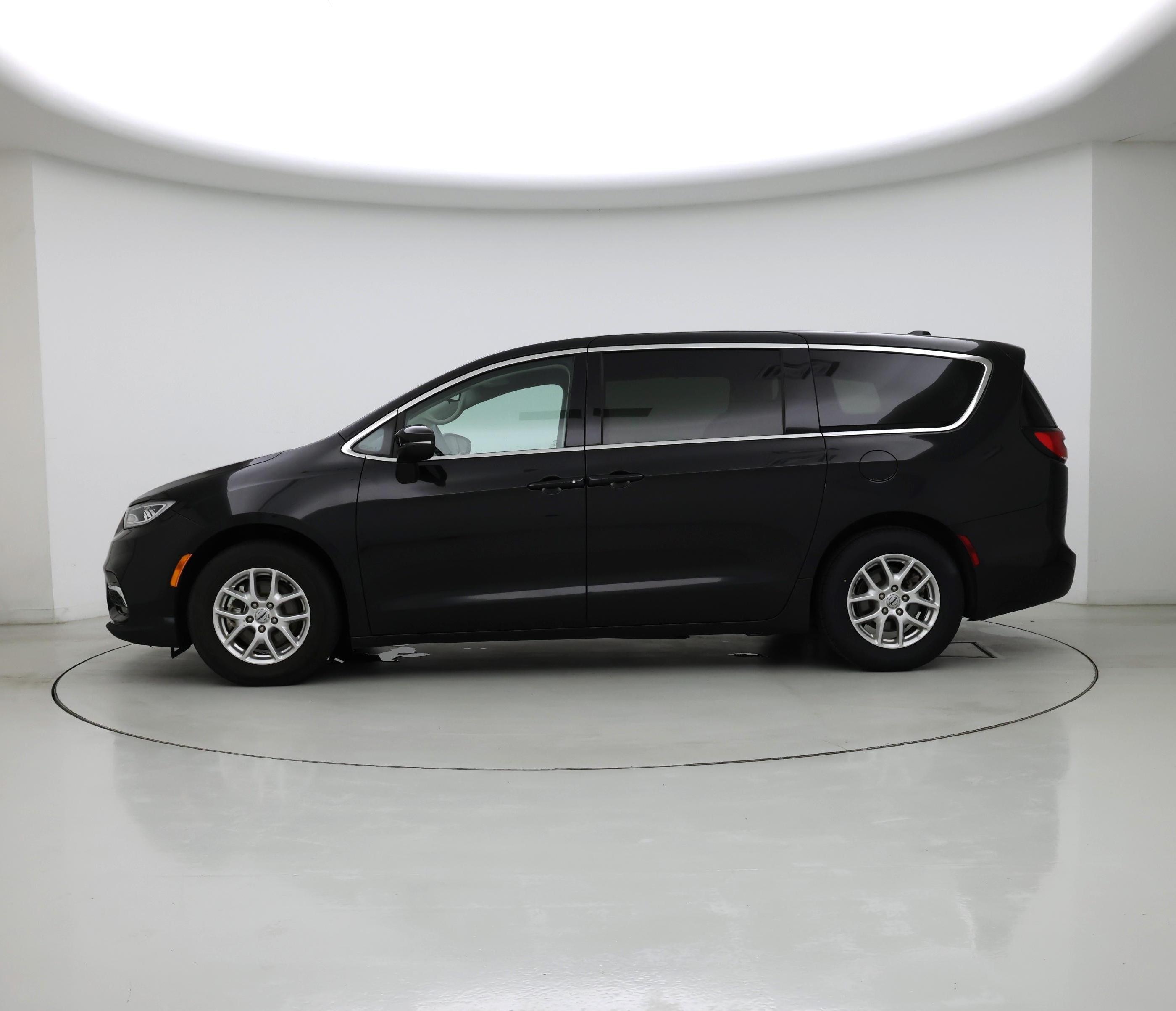 Thumbnail: 2023 Chrysler Pacifica - 3