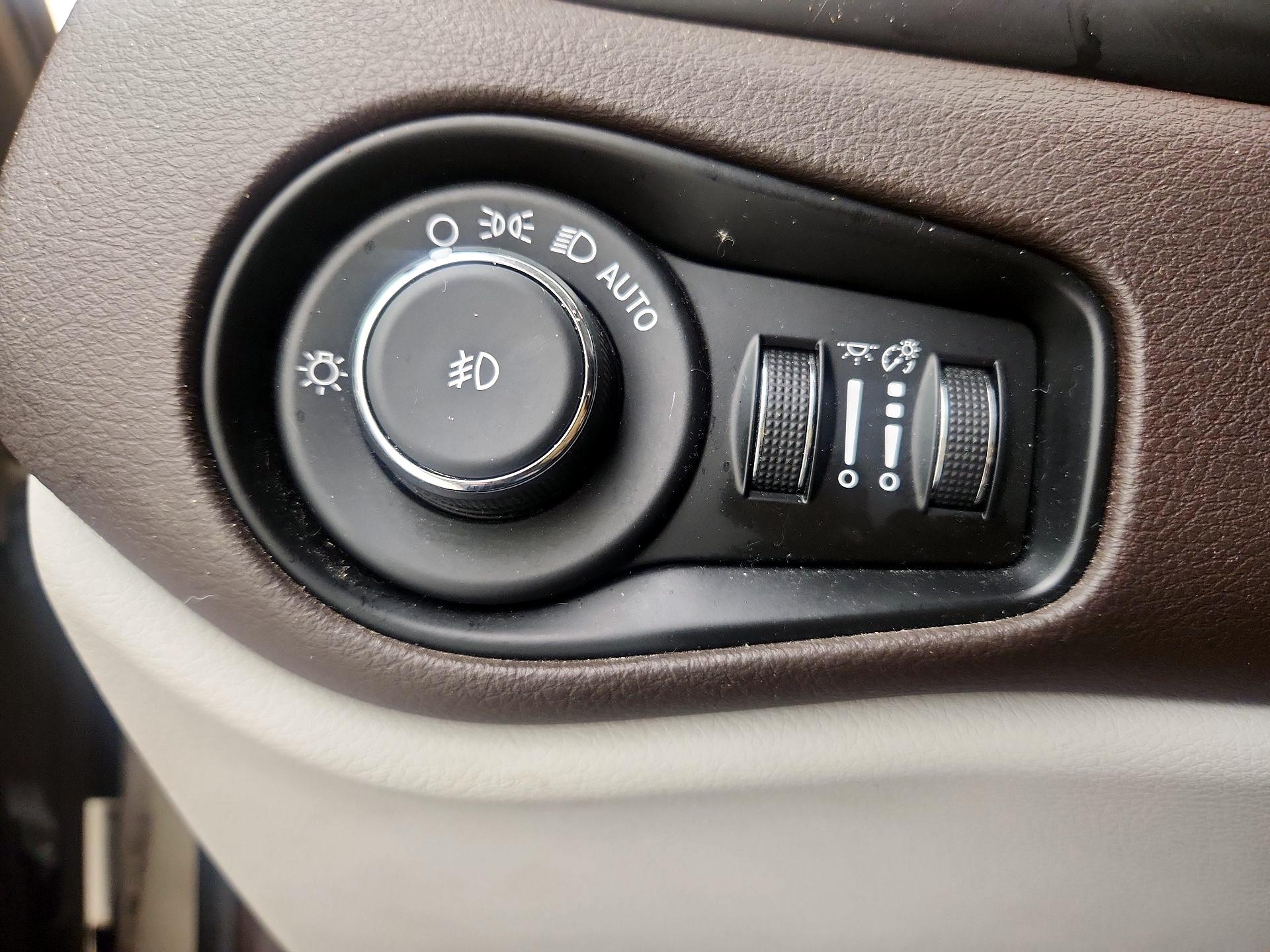 Thumbnail: 2015 Jeep Renegade - 13
