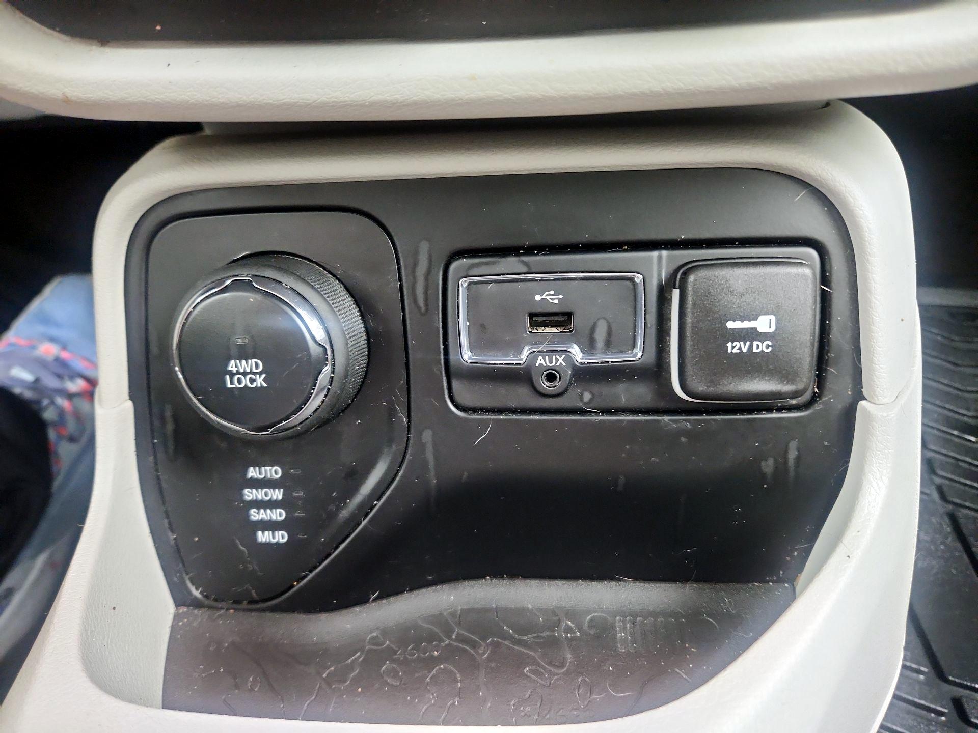 Thumbnail: 2015 Jeep Renegade - 18