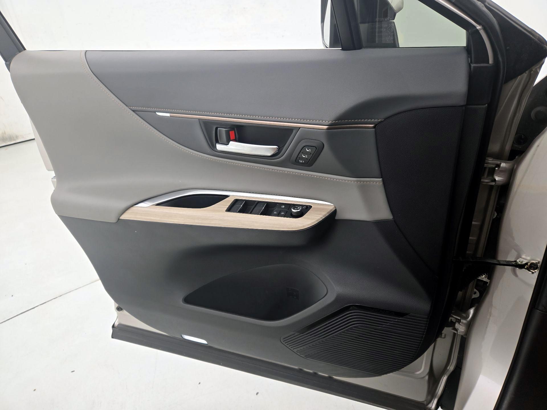 Thumbnail: 2021 Toyota Venza - 12