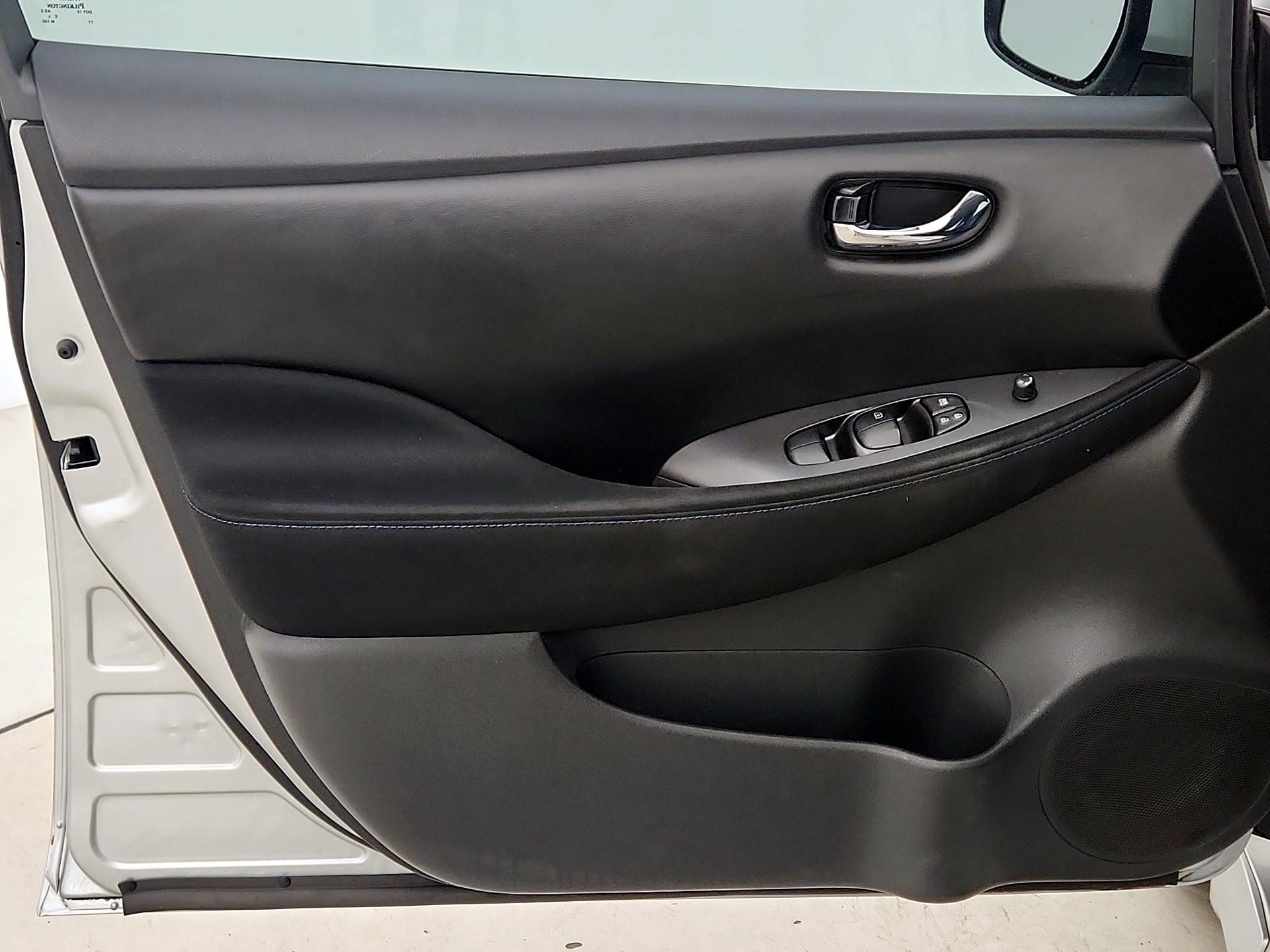 Thumbnail: 2018 Nissan Leaf - 12