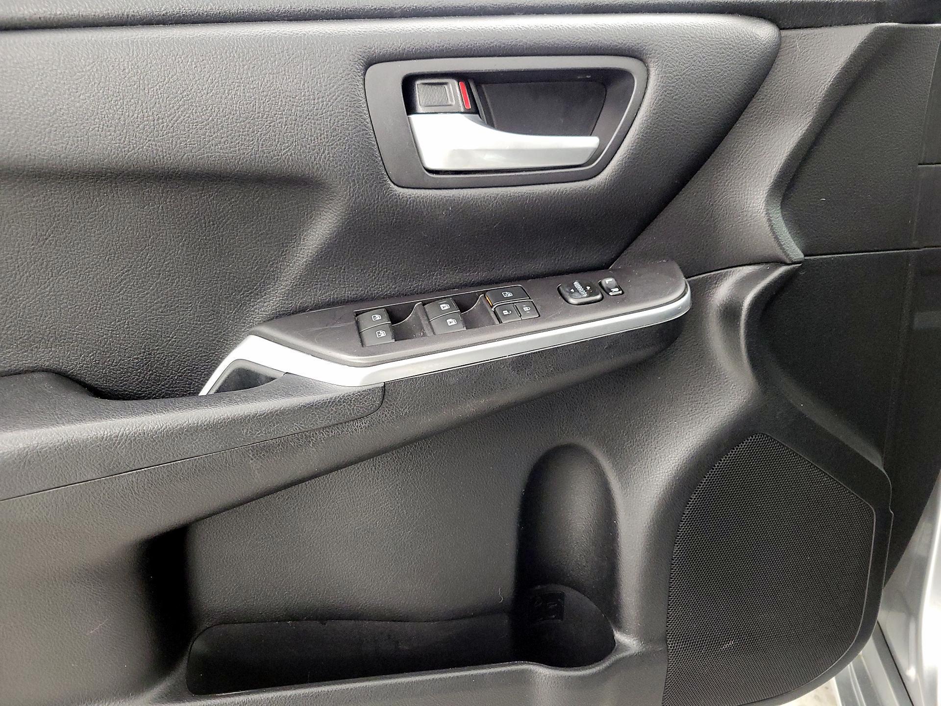 Thumbnail: 2016 Toyota Camry - 12