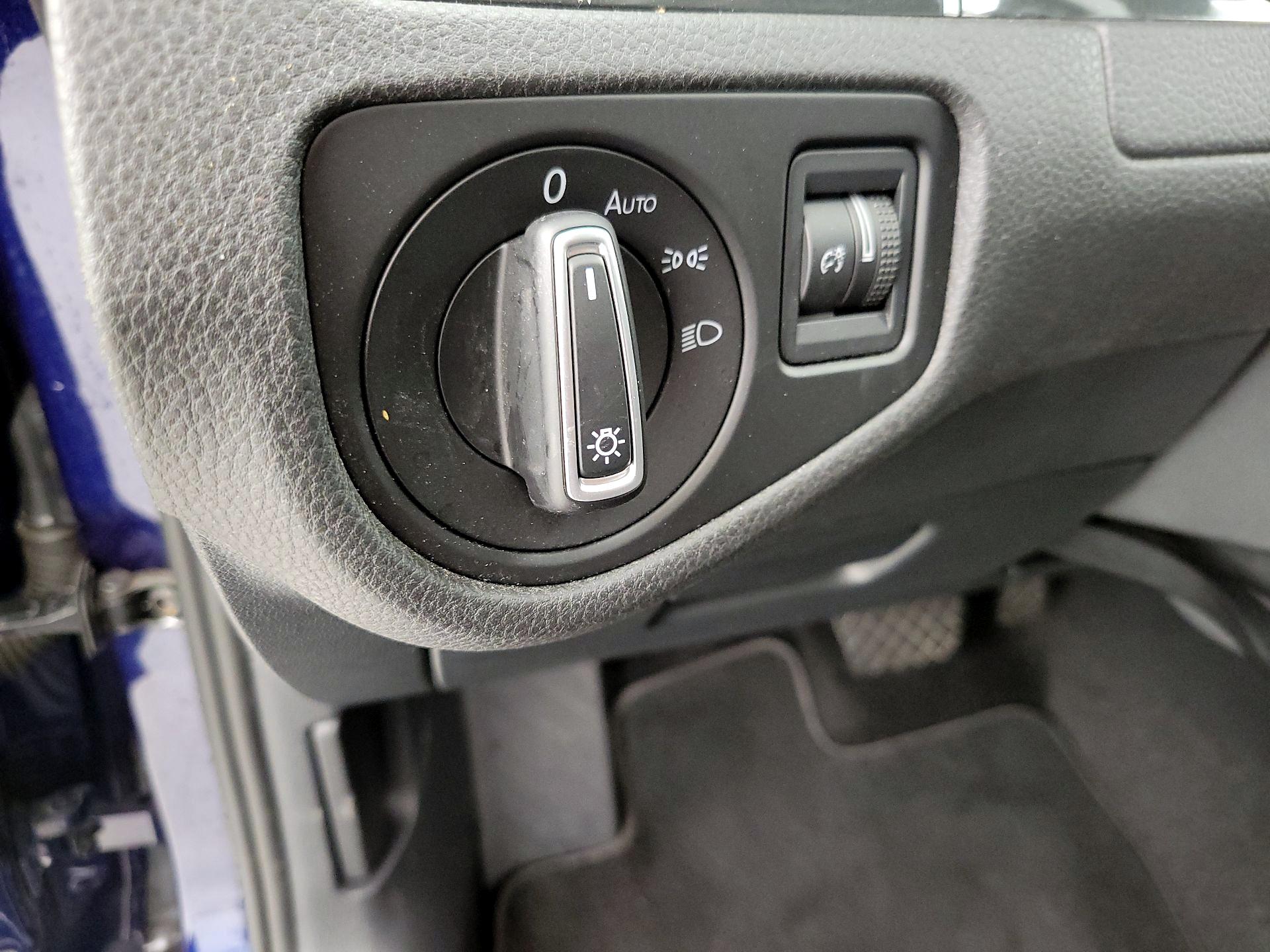 Thumbnail: 2019 Volkswagen e-Golf - 13