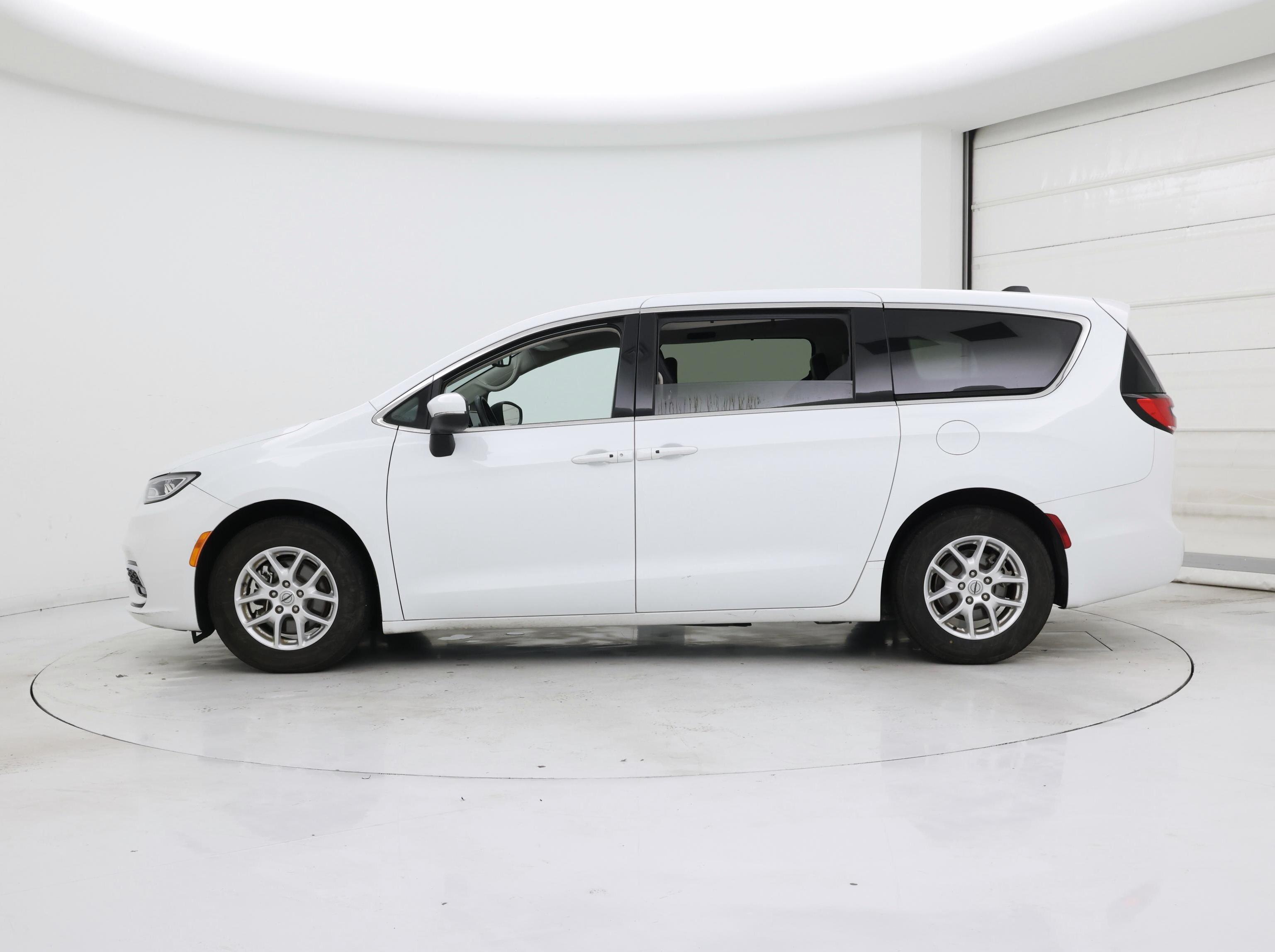 Thumbnail: 2023 Chrysler Pacifica - 3