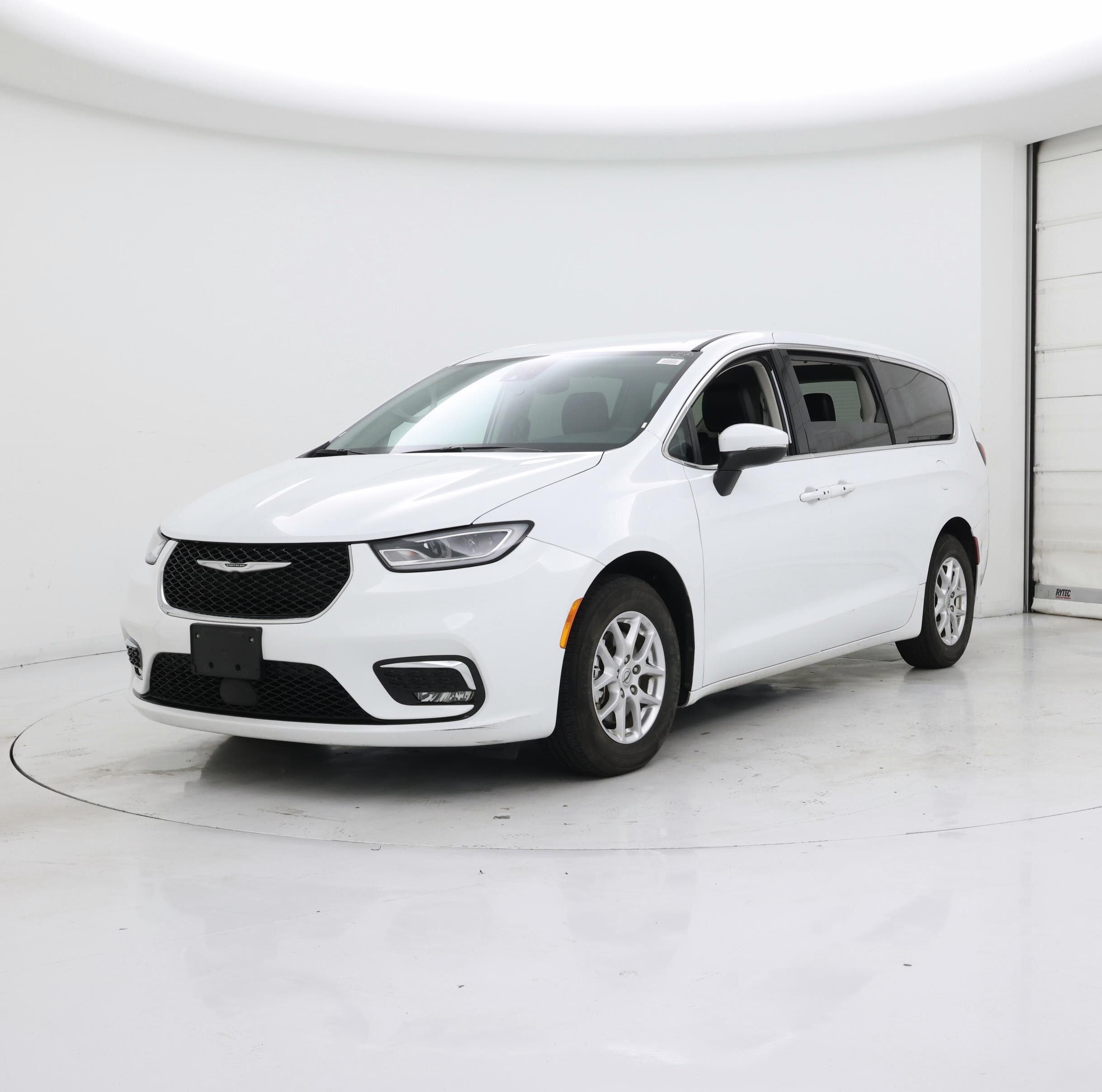Thumbnail: 2023 Chrysler Pacifica - 4