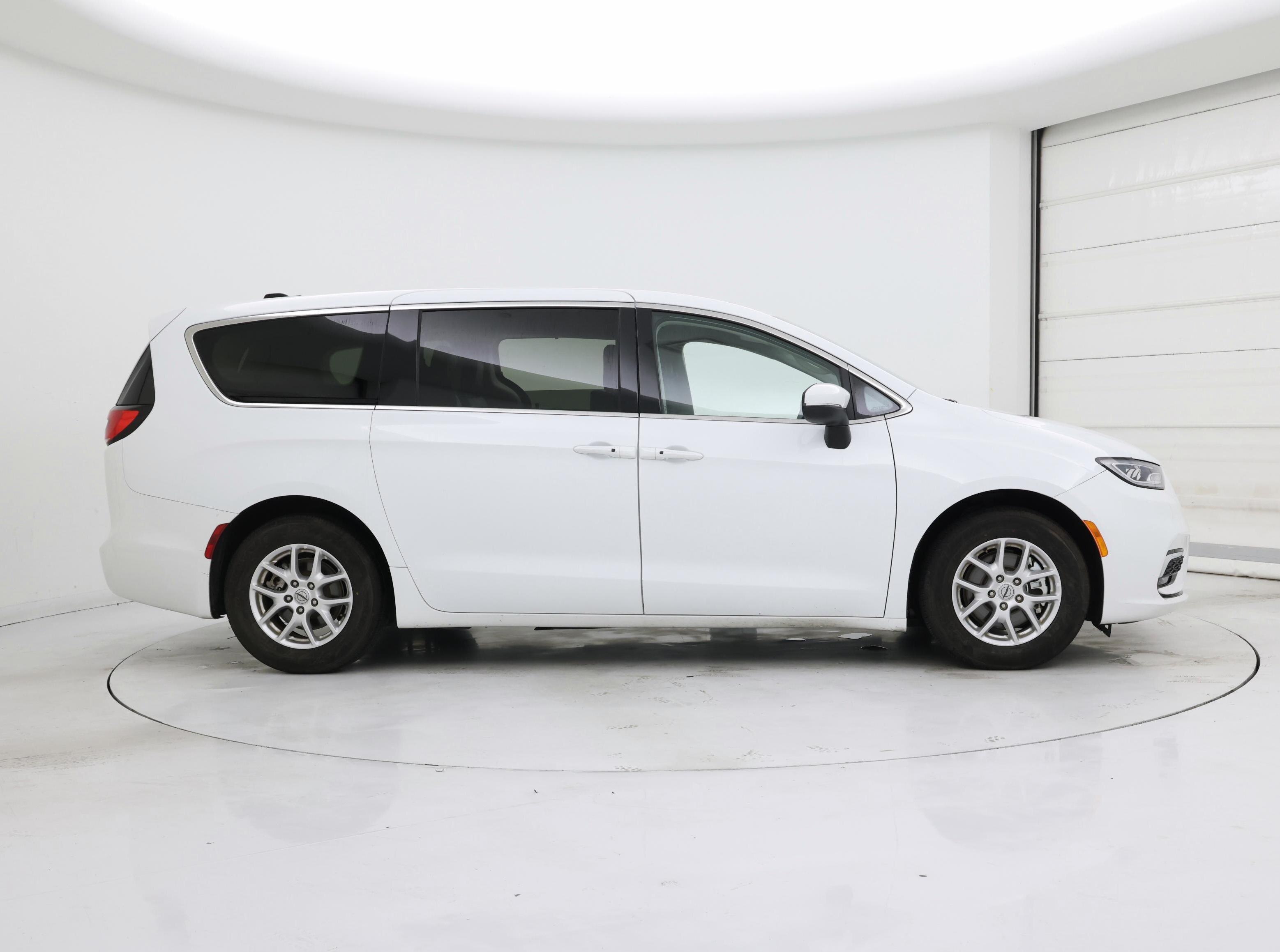 Thumbnail: 2023 Chrysler Pacifica - 7