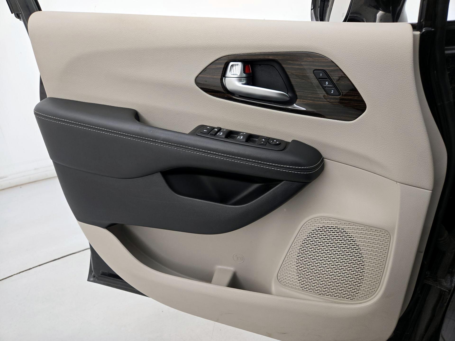 Thumbnail: 2023 Chrysler Pacifica - 12