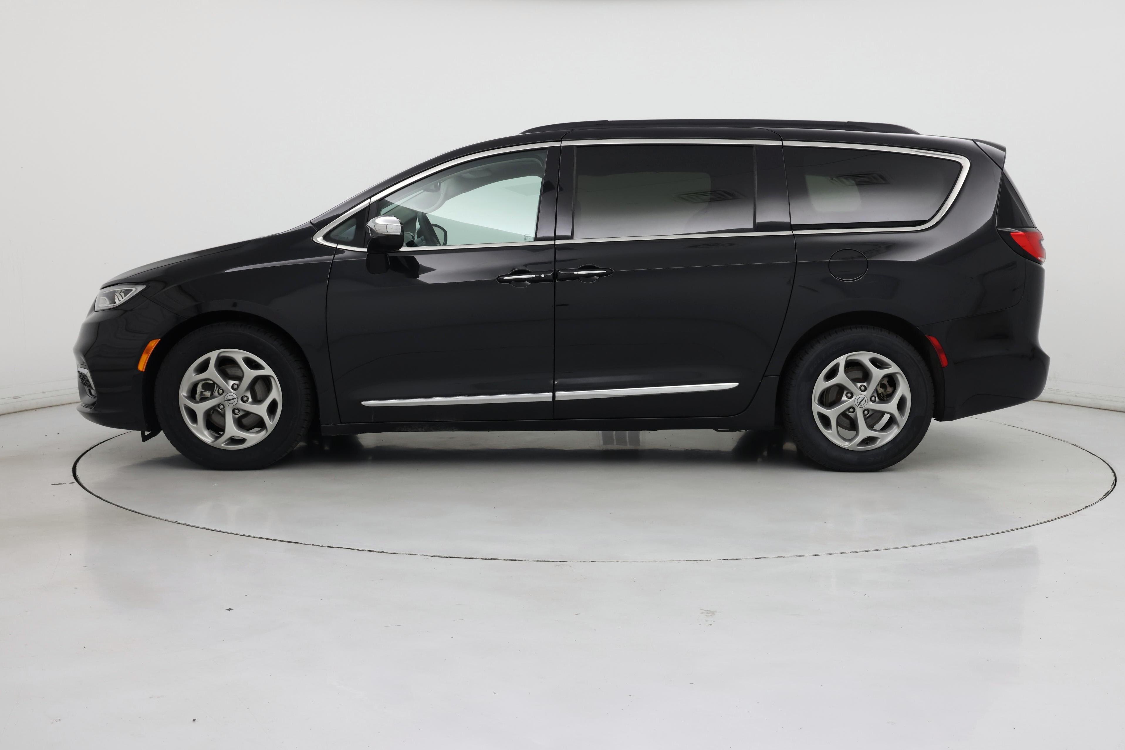 Thumbnail: 2023 Chrysler Pacifica - 3