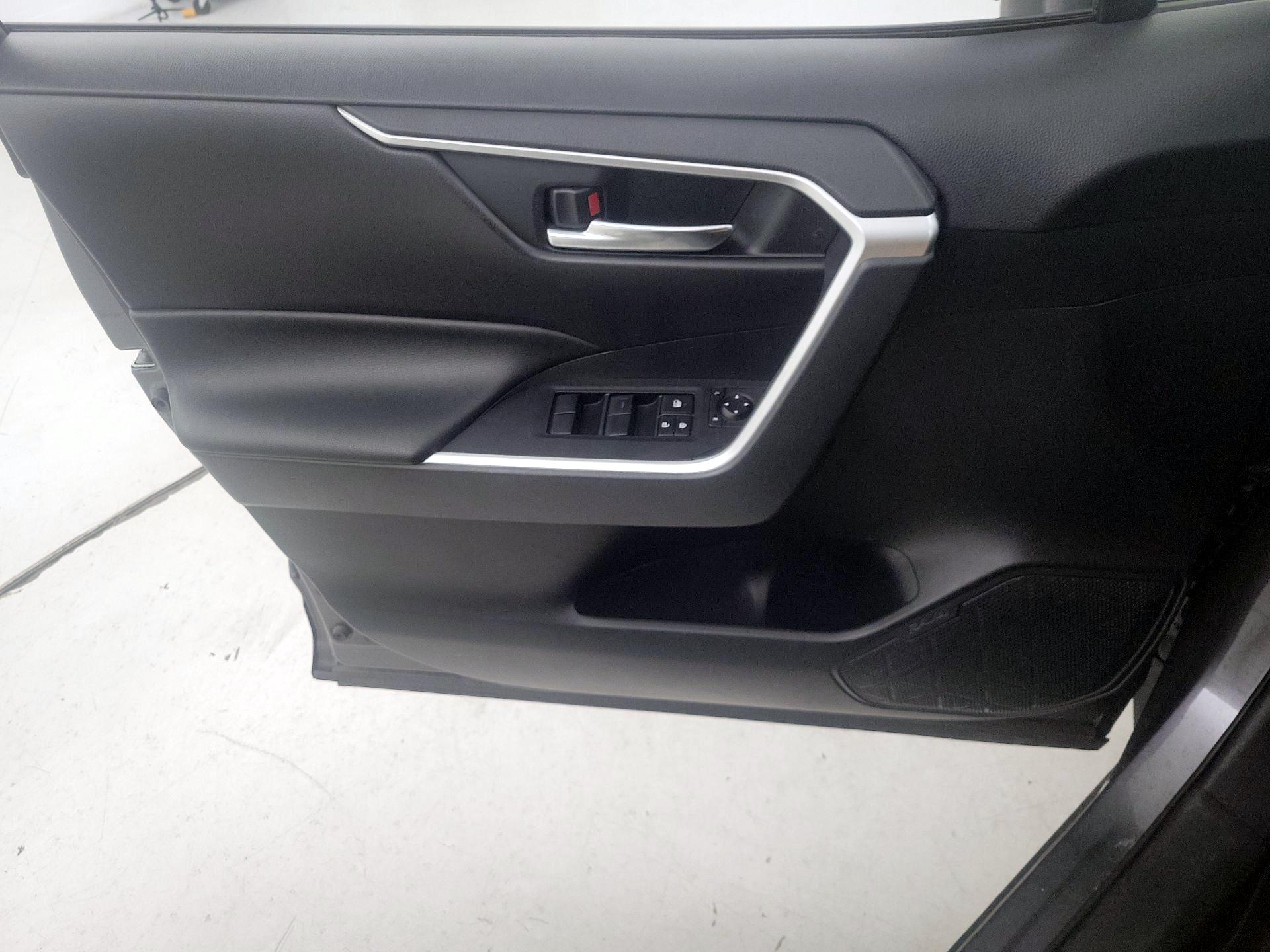 Thumbnail: 2019 Toyota RAV4 - 12