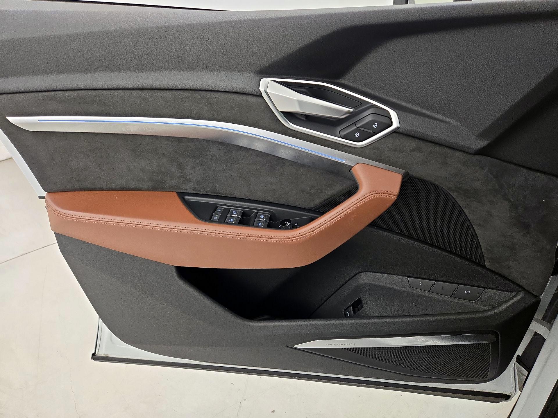 Thumbnail: 2019 Audi e-tron - 12