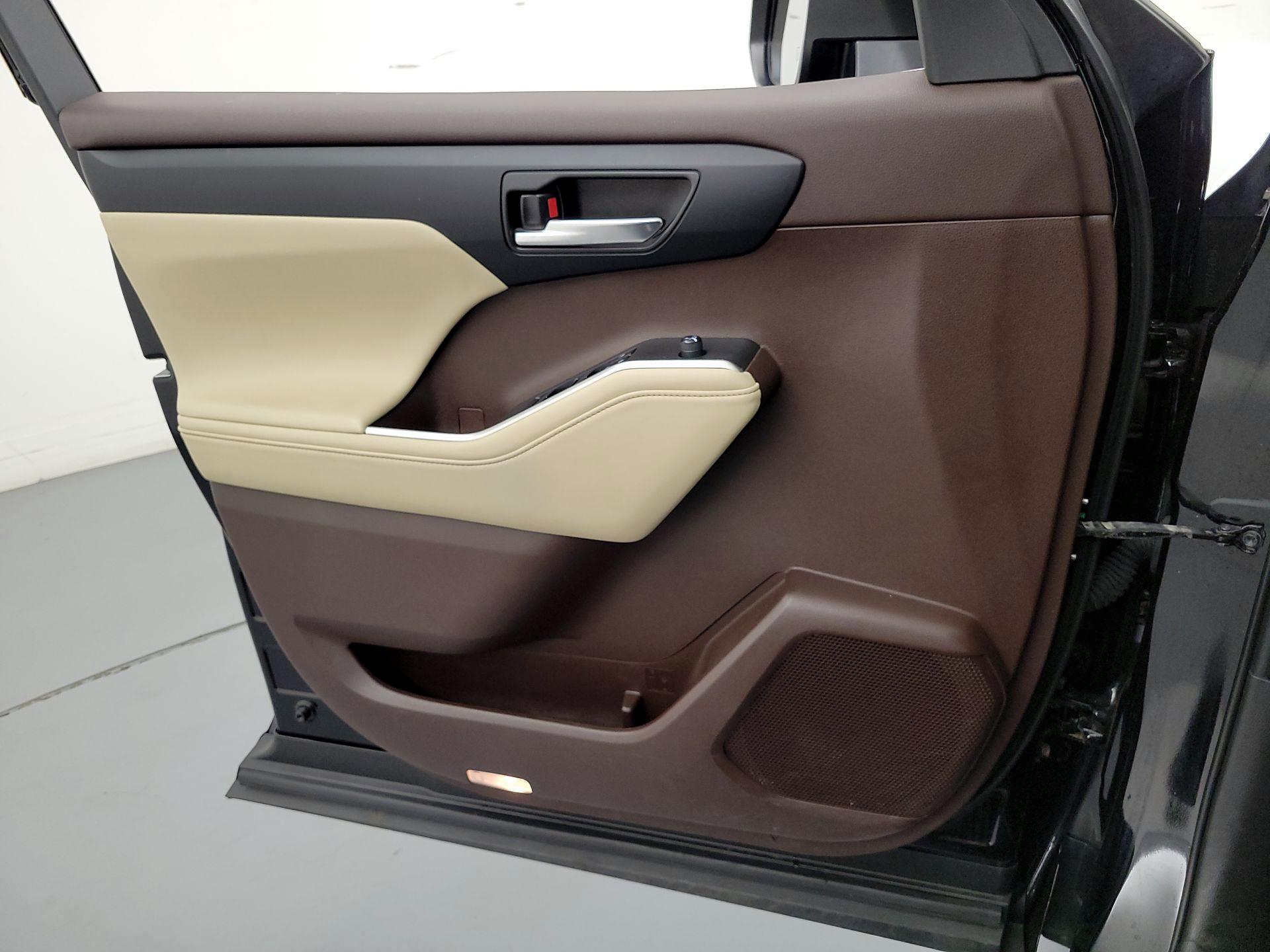 Thumbnail: 2020 Toyota Highlander - 12