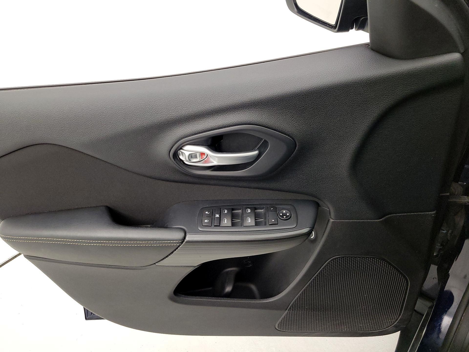 Thumbnail: 2016 Jeep Cherokee - 12