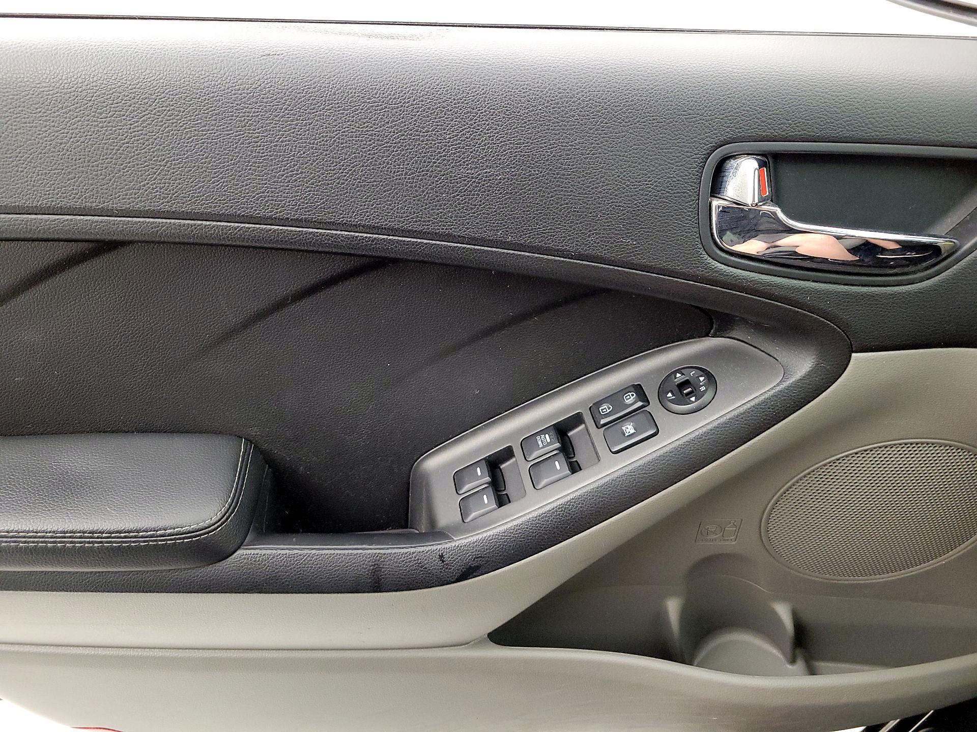 Thumbnail: 2016 Kia Forte - 12