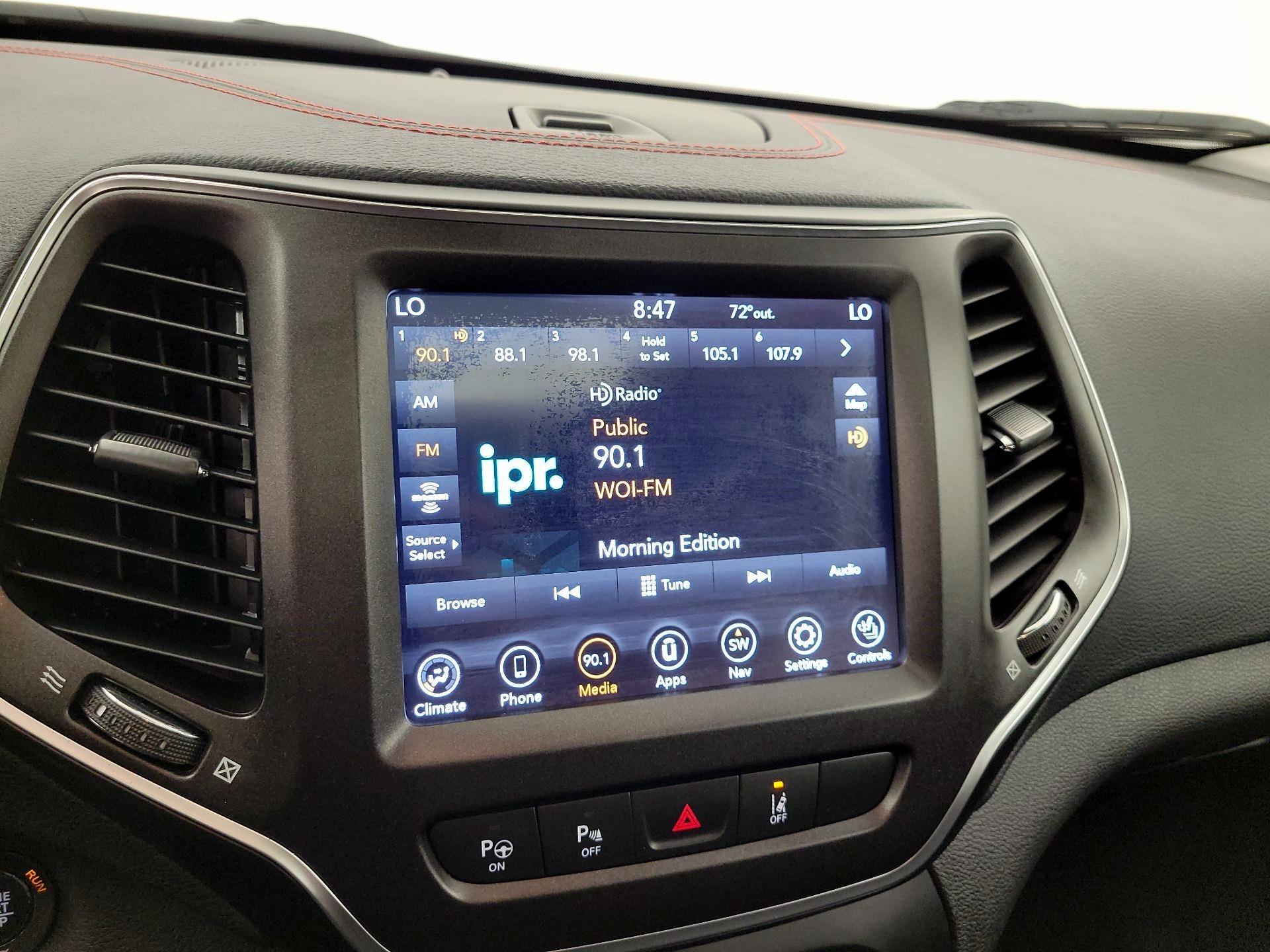 Thumbnail: 2019 Jeep Cherokee - 16