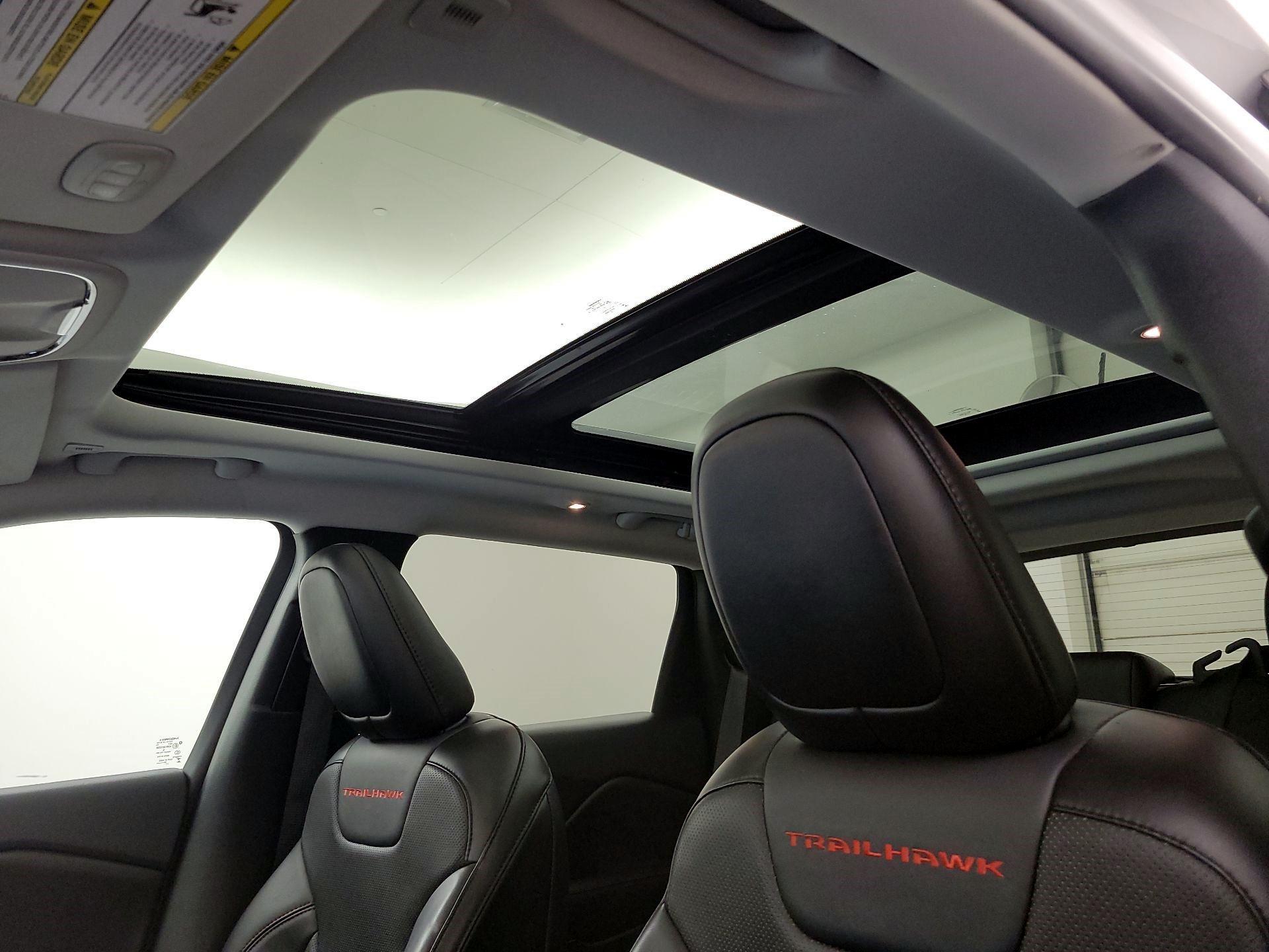 Thumbnail: 2019 Jeep Cherokee - 20