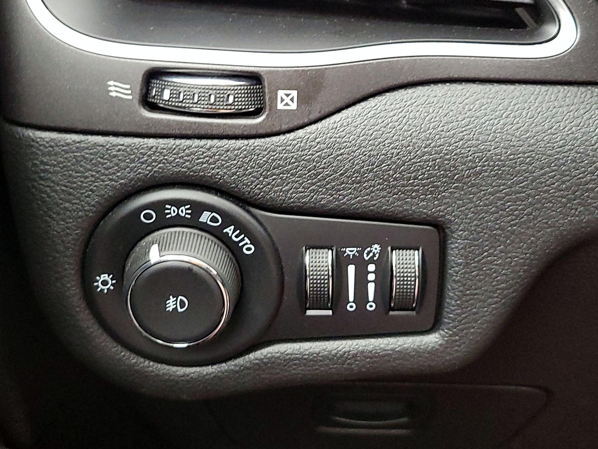Thumbnail: 2021 Jeep Cherokee - 13