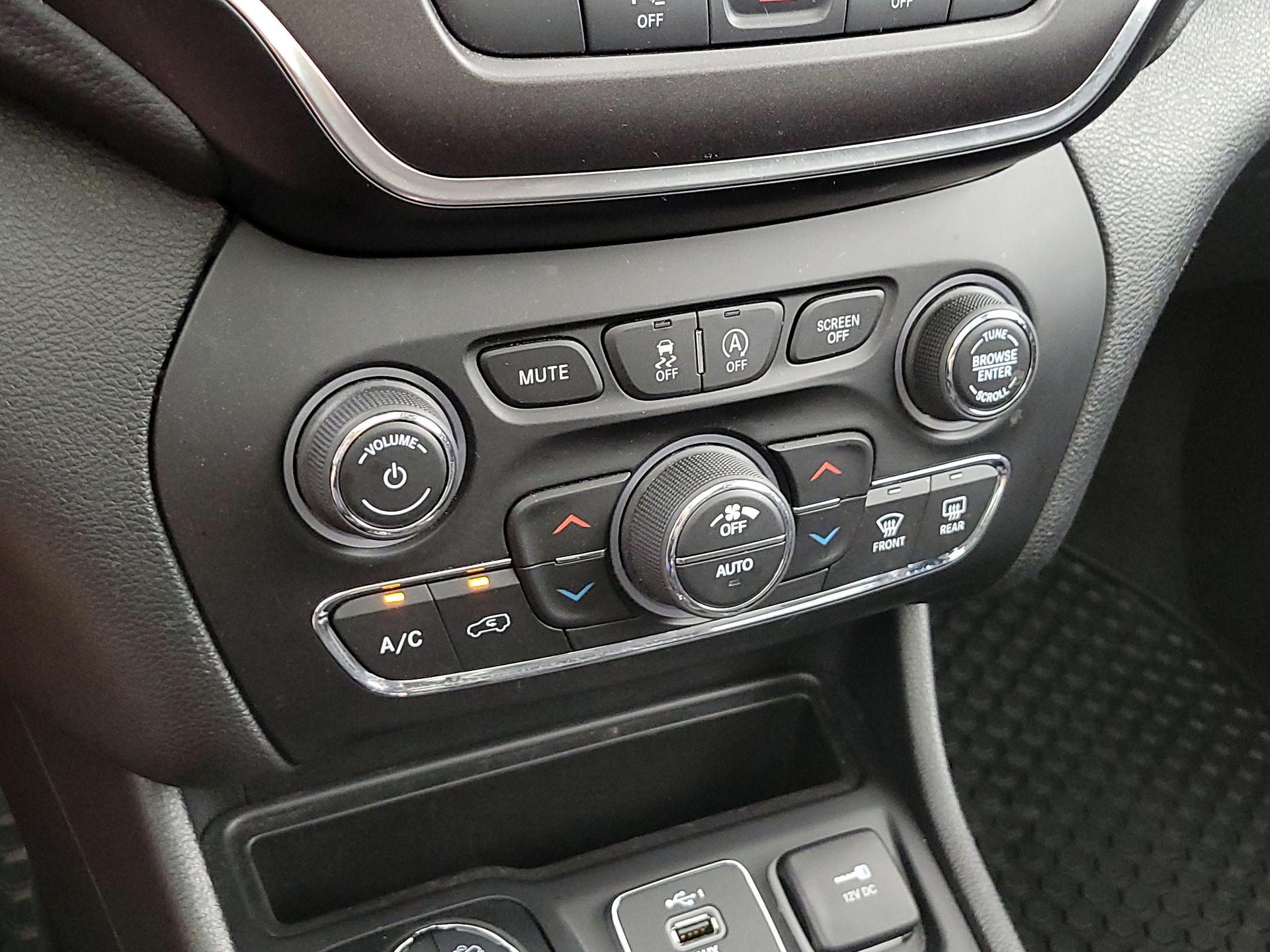 Thumbnail: 2021 Jeep Cherokee - 17