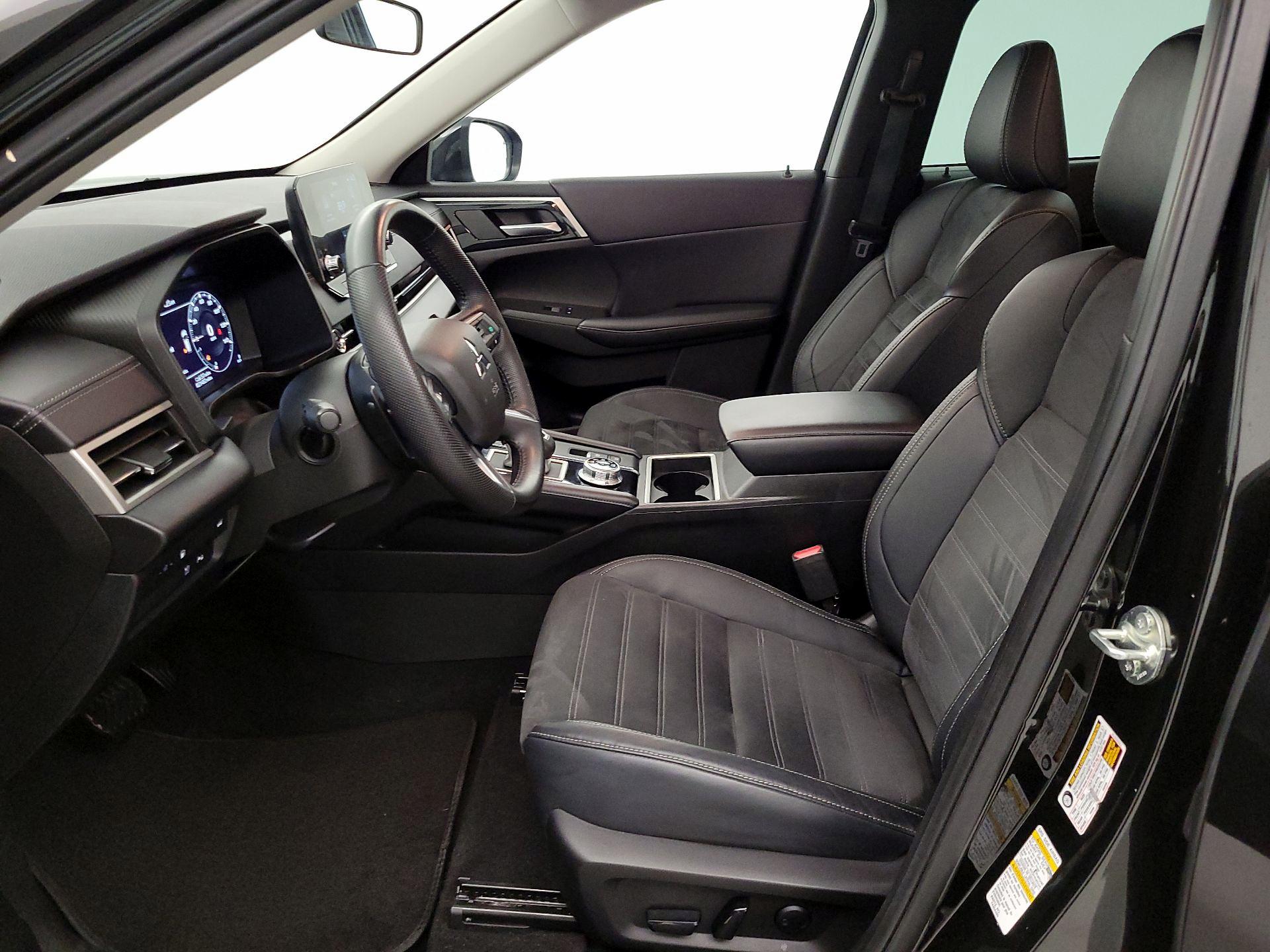 Thumbnail: 2023 Mitsubishi Outlander - 11